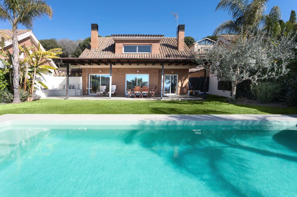 ALLOTJAMENT TURÍSTIC BANANA - Vista exterior de la casa, del jardí i la piscina. Casa de dues plantes, en una comunitat de veïns molt tranquil·la. Preguem als hostes que decideixin visitar-nos que siguin respectuosos amb el veïnat. Màxim 6 adults
Inclou roba de llit i dues tovalloles de bany per hoste, una de petita i una altra de gran.
Allotjament sencer de dues plantes. Piscina privada dins la propietat. Jardí privat amb zona de gespa, porxo cobert amb taula menjador, cuina completa, menjador, saló i sala de jocs. 8 hostes, 4 habitacions i 3 banys complets.
Lloguer de temporada, allotjament turístic, llicència HUTB
Barcelona Catalunya Espanya
Costa del Maresme i Costa Barcelona
Platja, mar, gastronomia, cultura, art, pobles amb encant, costaners i de segona línia de mar. Les muntanyes a l'esquena i els cultius de vinya al llarg del territori.
Activitats aquàtiques, caiac, surf, windsurf, motos aquàtiques, velers, pàdel surf, snorkel, submarinisme i immersions al mar Mediterrani
Escalada, excursions, trekking, ciclisme, natura, camins, senders.
079 LA BANANA CHILL OUT Casa aïllada El Maresme Arenys de Mar ALLOTJAMENT TURÍSTIC BANANA - Vista exterior de la casa, del jardí i la piscina. Casa de dues plantes, en una comunitat de veïns molt tranquil·la. Preguem als hostes que decideixin visitar-nos que siguin respectuosos amb el veïnat. Màxim 6 adults
Inclou roba de llit i dues tovalloles de bany per hoste, una de petita i una altra de gran.
Allotjament sencer de dues plantes. Piscina privada dins la propietat. Jardí privat amb zona de gespa, porxo cobert amb taula menjador, cuina completa, menjador, saló i sala de jocs. 8 hostes, 4 habitacions i 3 banys complets.
Lloguer de temporada, allotjament turístic, llicència HUTB
Barcelona Catalunya Espanya
Costa del Maresme i Costa Barcelona
Platja, mar, gastronomia, cultura, art, pobles amb encant, costaners i de segona línia de mar. Les muntanyes a l'esquena i els cultius de vinya al llarg del territori.
Activitats aquàtiques, caiac, surf, windsurf, motos aquàtiques, velers, pàdel surf, snorkel, submarinisme i immersions al mar Mediterrani
Escalada, excursions, trekking, ciclisme, natura, camins, senders.
079 LA BANANA CHILL OUT Casa aïllada El Maresme Arenys de Mar