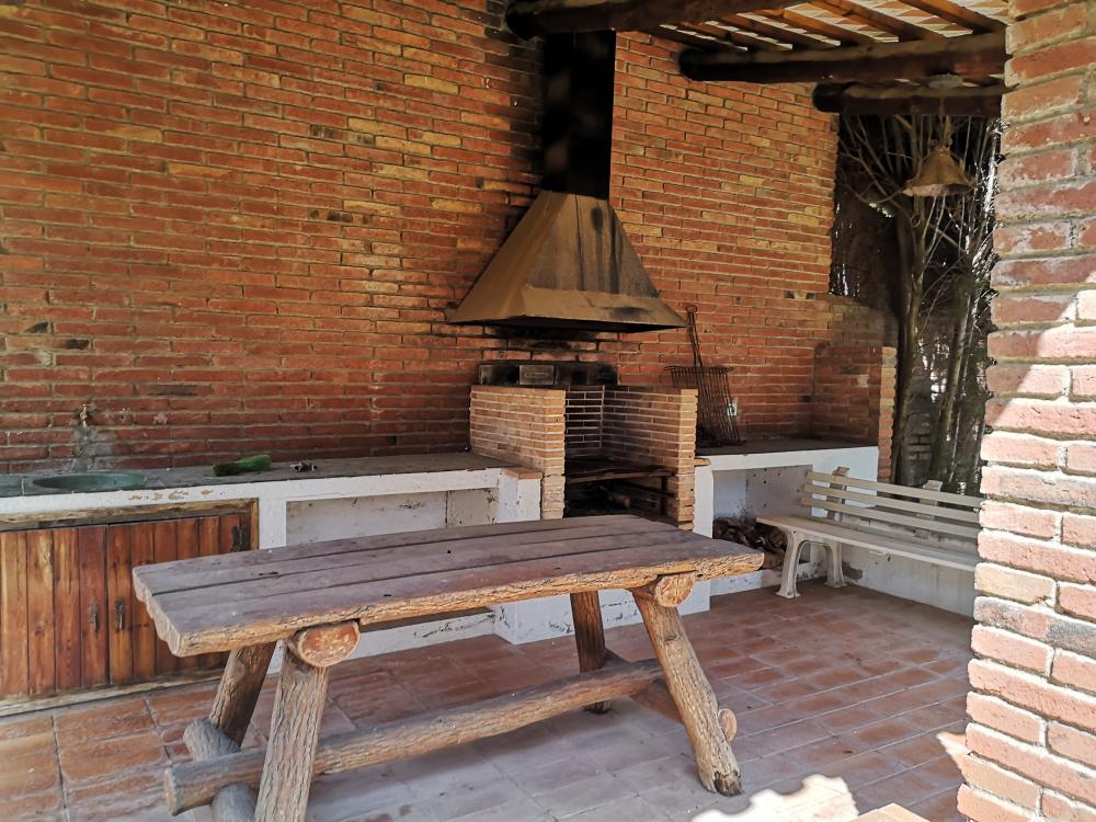 BARBACOA DE CONSTRUCCIÓ - PORXO COBERT - TAULA MENJADOR - Sempre hi ha d'haver una persona pendent del foc. Després de cada ús cal retirar la cendra i netejar tots aquells utensilis usats. Hi ha una petita pica amb una aixeta al taulell al costat de la barbaco.
086-AS BELL RECO Casa aïllada / Villa EL MARESME Cabrils BARBACOA DE CONSTRUCCIÓ - PORXO COBERT - TAULA MENJADOR - Sempre hi ha d'haver una persona pendent del foc. Després de cada ús cal retirar la cendra i netejar tots aquells utensilis usats. Hi ha una petita pica amb una aixeta al taulell al costat de la barbaco.
086-AS BELL RECO Casa aïllada / Villa EL MARESME Cabrils