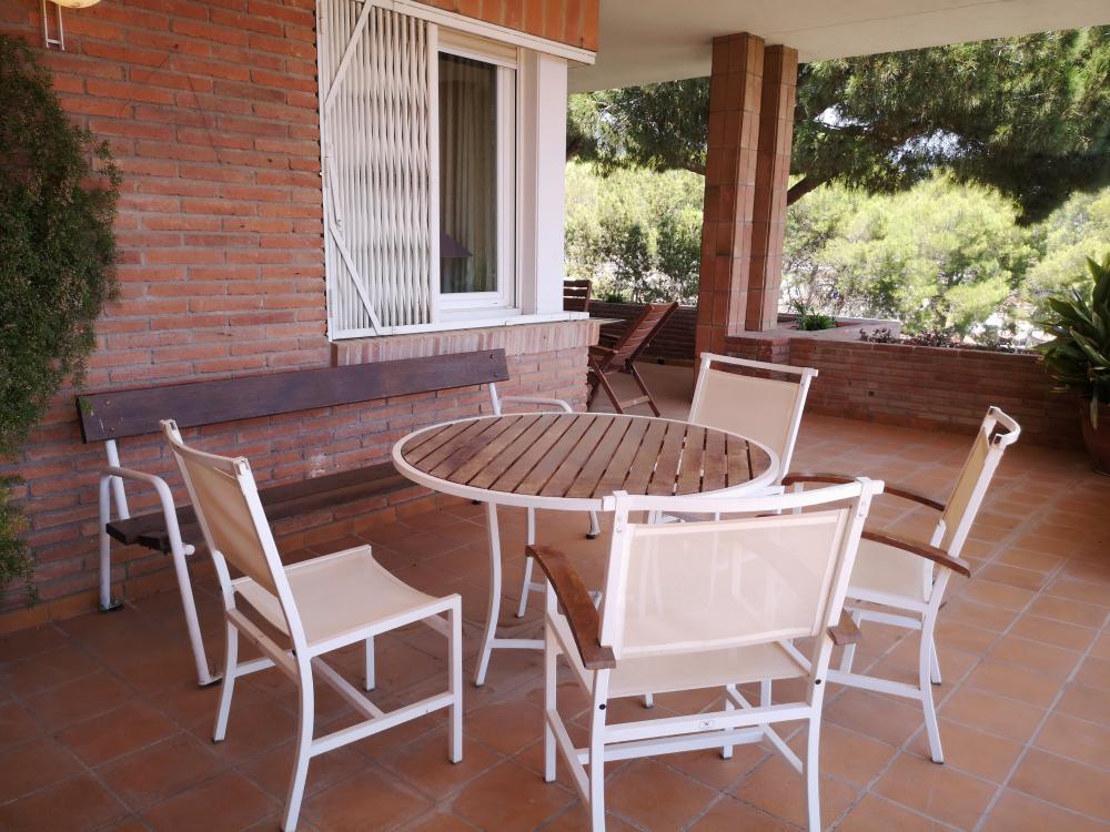 TERRASSA COBERTA AL JARDÍ AMB DUES TAULES DE MENJADOR.
Aquestes dues taules es poden ajuntar si som molts comensals. Si us plau, preguem tractin el mobiliari amb cura i després tornin a deixar tot on el van trobar. Gràcies per endavant!
086-AS BELL RECO Casa aïllada / Villa EL MARESME Cabrils TERRASSA COBERTA AL JARDÍ AMB DUES TAULES DE MENJADOR.
Aquestes dues taules es poden ajuntar si som molts comensals. Si us plau, preguem tractin el mobiliari amb cura i després tornin a deixar tot on el van trobar. Gràcies per endavant!
086-AS BELL RECO Casa aïllada / Villa EL MARESME Cabrils