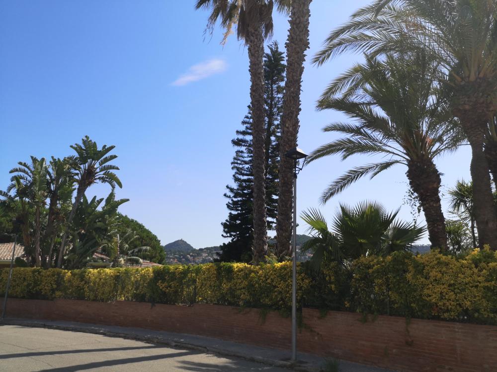 Comencem a conèixer millor la casa BELL RECO. Aquí tenim la vista des del carrer, com veiem la tanca i els arbustos ens ofereixen una total privadesa.
086-AS BELL RECO Casa aïllada / Villa EL MARESME Cabrils Comencem a conèixer millor la casa BELL RECO. Aquí tenim la vista des del carrer, com veiem la tanca i els arbustos ens ofereixen una total privadesa.
086-AS BELL RECO Casa aïllada / Villa EL MARESME Cabrils