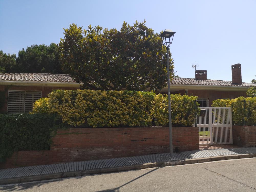 Porta d'entrada a peu a la propietat des del carrer. Vista de l´extarior de la casa.
086-AS BELL RECO Casa aïllada / Villa EL MARESME Cabrils Porta d'entrada a peu a la propietat des del carrer. Vista de l´extarior de la casa.
086-AS BELL RECO Casa aïllada / Villa EL MARESME Cabrils