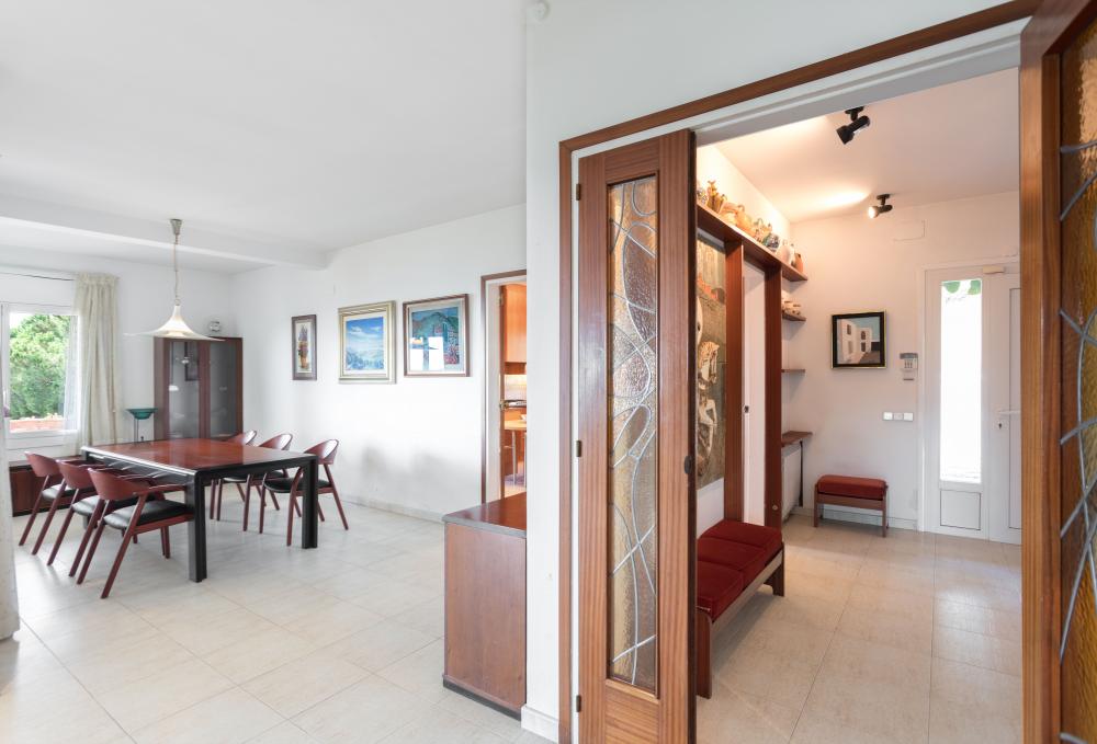 MENJADOR i SALÓ - A la imatge, també veiem la porta al rebedor d'entrada.
086-AS BELL RECO Casa aïllada / Villa EL MARESME Cabrils MENJADOR i SALÓ - A la imatge, també veiem la porta al rebedor d'entrada.
086-AS BELL RECO Casa aïllada / Villa EL MARESME Cabrils