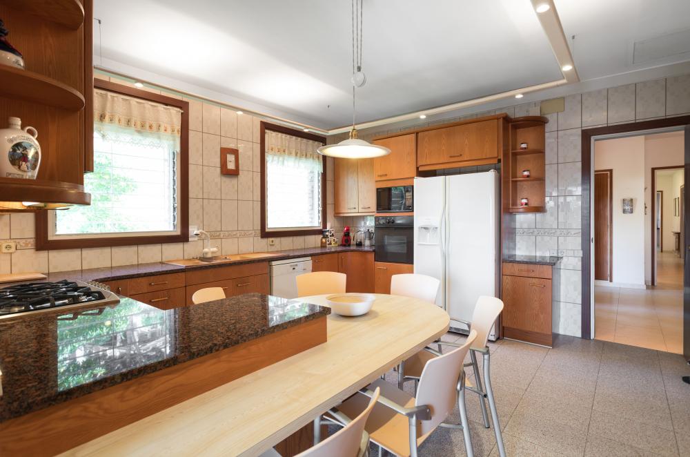 CUINA COMPLETA - Taula i barra dins de la cuina, una zona perfecta per esmorzar quan ningú no s'ha aixecat o preparar els entrepans abans de sortir d'excursió.
086-AS BELL RECO Casa aïllada / Villa EL MARESME Cabrils CUINA COMPLETA - Taula i barra dins de la cuina, una zona perfecta per esmorzar quan ningú no s'ha aixecat o preparar els entrepans abans de sortir d'excursió.
086-AS BELL RECO Casa aïllada / Villa EL MARESME Cabrils