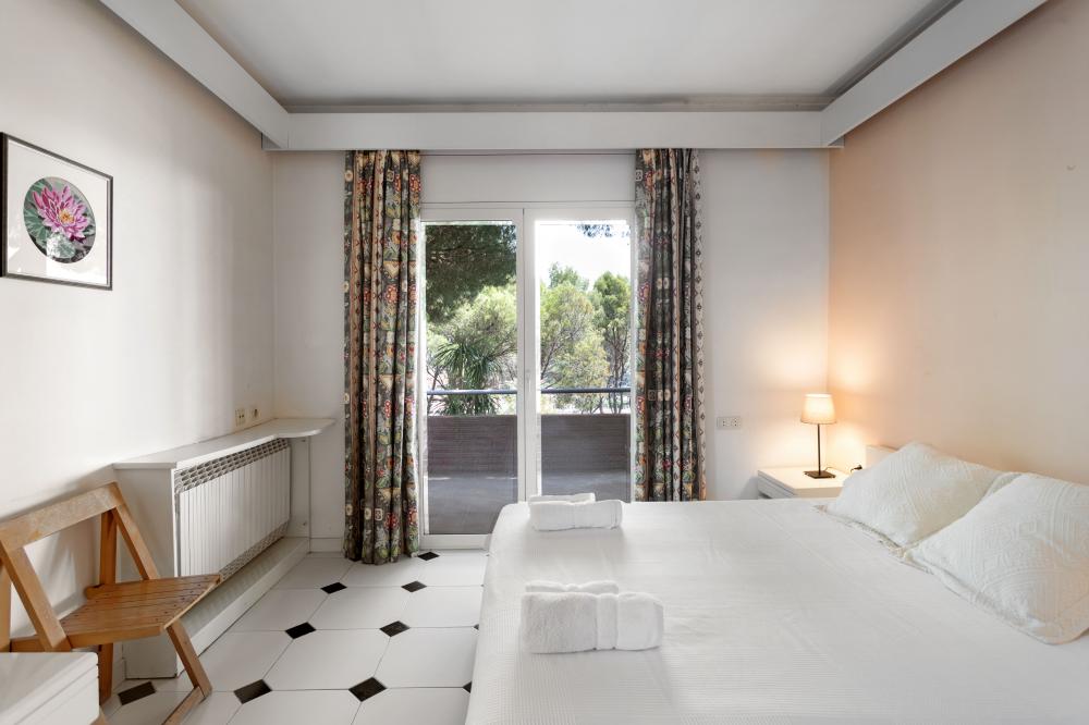 DORMITORI 1. Habitació amb 1 llit doble i balcó privat.
A la primera planta, al nivell de l'entrada.
Hi ha un vestidor i un bany dins de l´habitació.
Inclou roba de llit i 2 tovalloles de bany per hoste, una gran i una petita.
086-AS BELL RECO Casa aïllada / Villa EL MARESME Cabrils DORMITORI 1. Habitació amb 1 llit doble i balcó privat.
A la primera planta, al nivell de l'entrada.
Hi ha un vestidor i un bany dins de l´habitació.
Inclou roba de llit i 2 tovalloles de bany per hoste, una gran i una petita.
086-AS BELL RECO Casa aïllada / Villa EL MARESME Cabrils