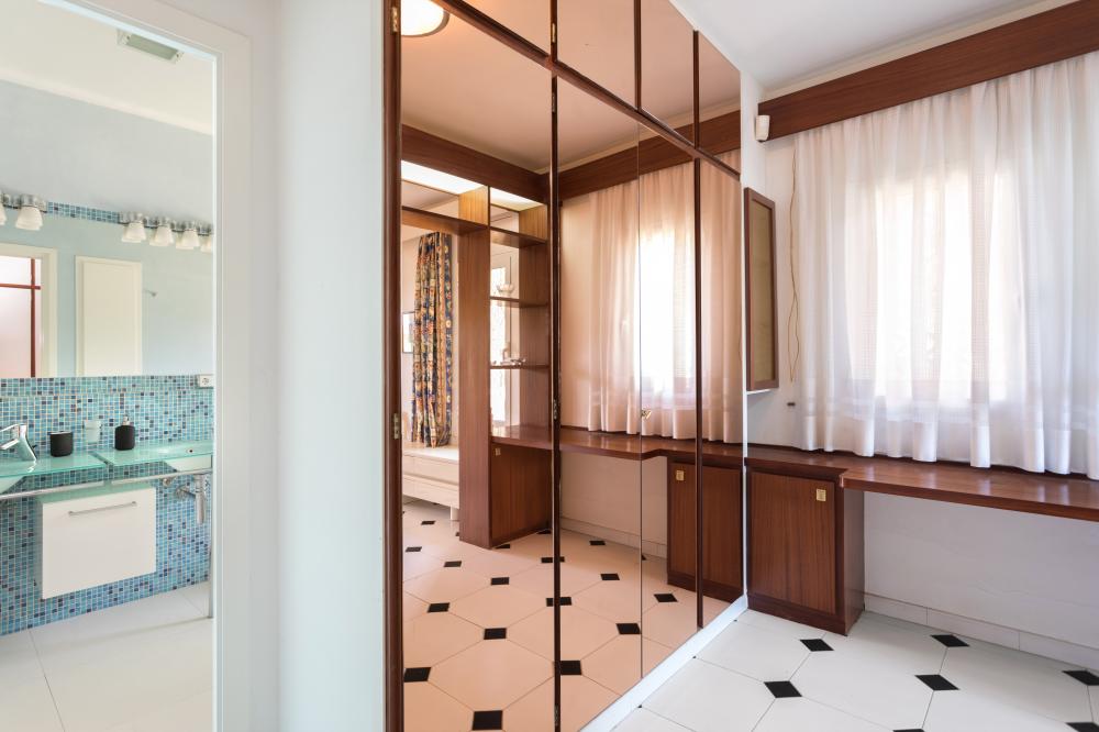 DORMITORI 1. Vestidor privat, espai per treballar davant d´una finestra i bany privat dins de l'habitació.
086-AS BELL RECO Casa aïllada / Villa EL MARESME Cabrils DORMITORI 1. Vestidor privat, espai per treballar davant d´una finestra i bany privat dins de l'habitació.
086-AS BELL RECO Casa aïllada / Villa EL MARESME Cabrils