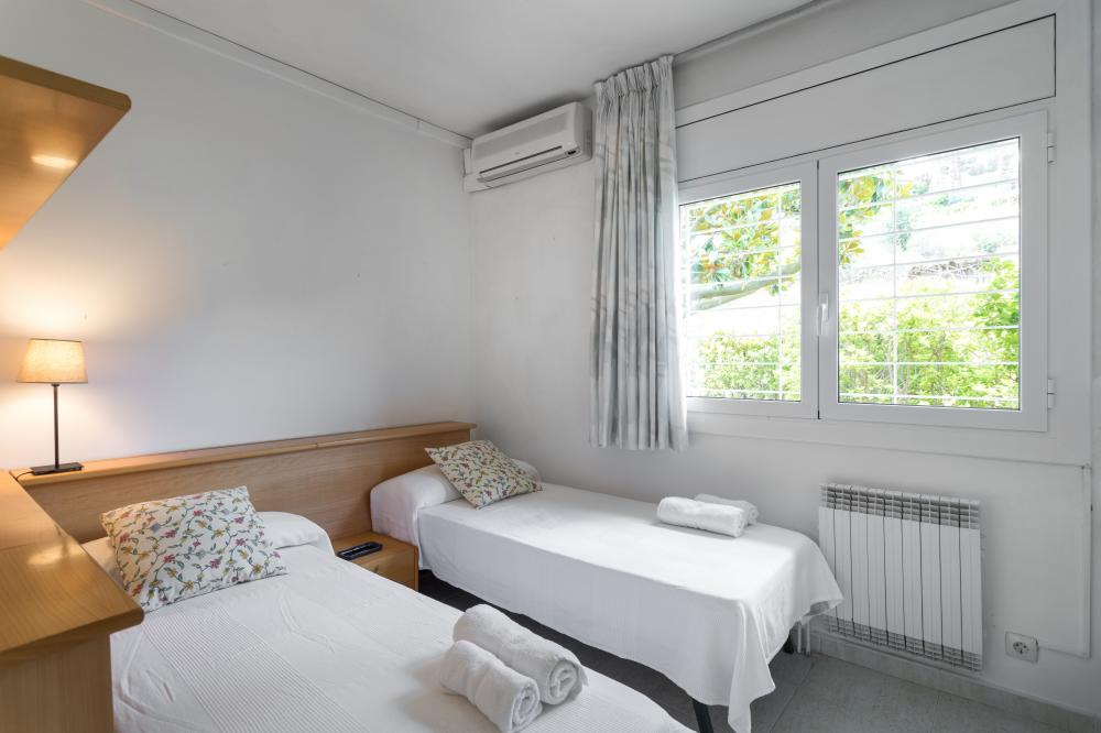 DORMITORI 3. Habitació amb 2 llits individuals i aire condicionat.
Finestra amb reixes, cortina i persianes.
A la primera planta, al nivell de l'entrada.
Inclou roba de llit i 2 tovalloles de bany per hoste, una gran i una petita.
086-AS BELL RECO Casa aïllada / Villa EL MARESME Cabrils DORMITORI 3. Habitació amb 2 llits individuals i aire condicionat.
Finestra amb reixes, cortina i persianes.
A la primera planta, al nivell de l'entrada.
Inclou roba de llit i 2 tovalloles de bany per hoste, una gran i una petita.
086-AS BELL RECO Casa aïllada / Villa EL MARESME Cabrils