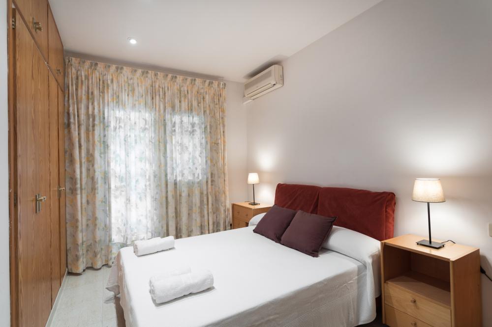 DORMITORI 2. Habitació amb 1 llit de matrimoni amb balcó. Cortines i persianes disponibles.
Inclou roba de llit i 2 tovalloles de bany per hoste, una gran i una petita.
Aire condicionat disponible.
086-AS BELL RECO Casa aïllada / Villa EL MARESME Cabrils DORMITORI 2. Habitació amb 1 llit de matrimoni amb balcó. Cortines i persianes disponibles.
Inclou roba de llit i 2 tovalloles de bany per hoste, una gran i una petita.
Aire condicionat disponible.
086-AS BELL RECO Casa aïllada / Villa EL MARESME Cabrils