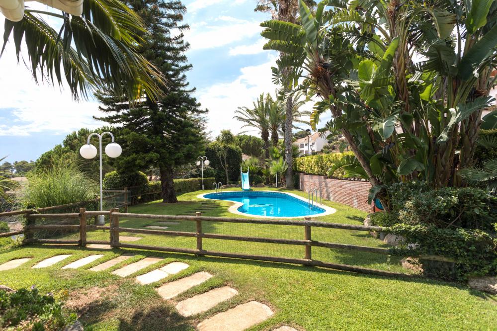 PISCINA PRIVADA BELL RECO - Disposa d´una tanca que tanca l´espai de la piscina. Hi ha disponibles hamaques, una dutxa exterior, una zona d'ombra sota les palmeres del fons de la imatge i un fantàstic tobogan!
086-AS BELL RECO Casa aïllada / Villa EL MARESME Cabrils PISCINA PRIVADA BELL RECO - Disposa d´una tanca que tanca l´espai de la piscina. Hi ha disponibles hamaques, una dutxa exterior, una zona d'ombra sota les palmeres del fons de la imatge i un fantàstic tobogan!
086-AS BELL RECO Casa aïllada / Villa EL MARESME Cabrils