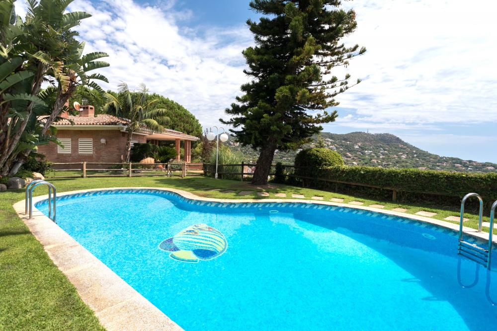 PISCINA PRIVADA AMB TANCA D'ACCÉS
Piscina gran de 6x3 metres amb forma irregular
Hi ha diferents escales d'accés a la piscina o podeu optar per tirar-vos pel tobogan. Aneu amb compte els no tan petits!
086-AS BELL RECO Casa aïllada / Villa EL MARESME Cabrils PISCINA PRIVADA AMB TANCA D'ACCÉS
Piscina gran de 6x3 metres amb forma irregular
Hi ha diferents escales d'accés a la piscina o podeu optar per tirar-vos pel tobogan. Aneu amb compte els no tan petits!
086-AS BELL RECO Casa aïllada / Villa EL MARESME Cabrils