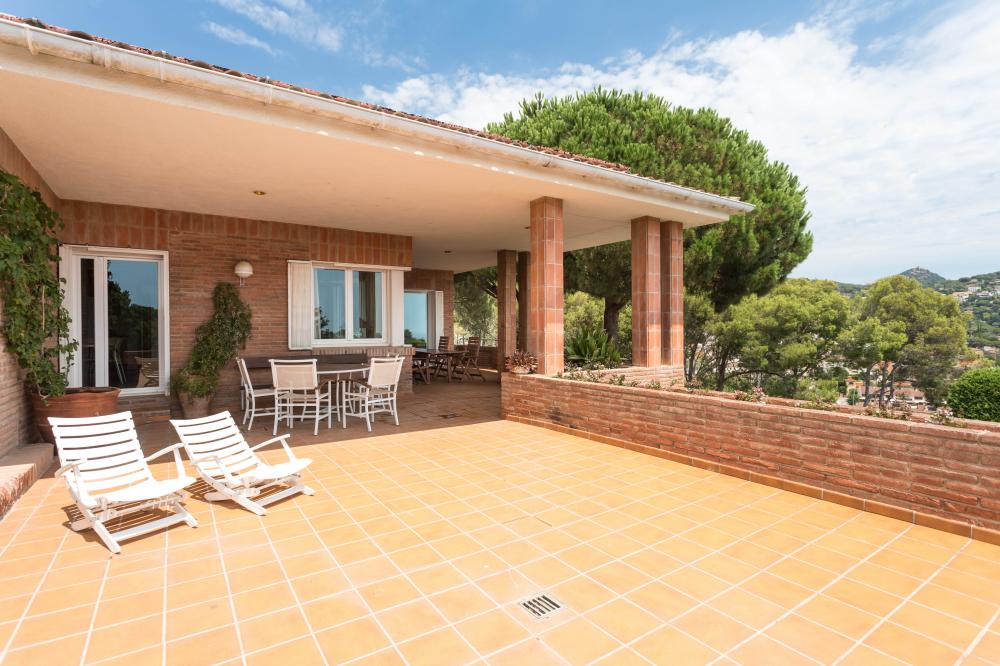 TERRASSA I PORXO - Vista del porxo i la zona de terrassa exterior. Disponible mobiliari exterior.
La porta de lesquerra de la imatge ens dóna accés a la cuina.
086-AS BELL RECO Casa aïllada / Villa EL MARESME Cabrils TERRASSA I PORXO - Vista del porxo i la zona de terrassa exterior. Disponible mobiliari exterior.
La porta de lesquerra de la imatge ens dóna accés a la cuina.
086-AS BELL RECO Casa aïllada / Villa EL MARESME Cabrils