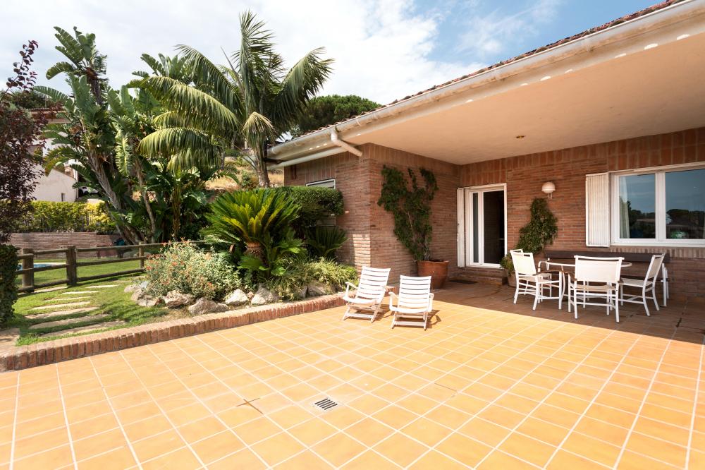 VISTA TERRASSA PRIVADA BELL RECO - A dreta veiem el porxo i part del mobiliari exterioir. A l'esquerra veiem la tanca que deixa tancada la zona de bany i la piscina.
086-AS BELL RECO Casa aïllada / Villa EL MARESME Cabrils VISTA TERRASSA PRIVADA BELL RECO - A dreta veiem el porxo i part del mobiliari exterioir. A l'esquerra veiem la tanca que deixa tancada la zona de bany i la piscina.
086-AS BELL RECO Casa aïllada / Villa EL MARESME Cabrils