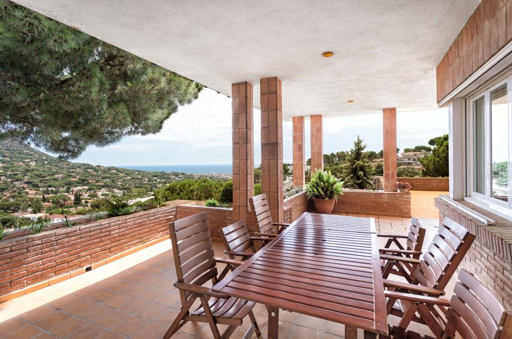 TERRASSA COBERTA AL JARDÍ AMB UNA TAULA DE MENJADOR. Podem començar a fer-nos una idea de quines vistes ens ofereix la casa, però cal venir a veure'l per veritablement gaudir-ne. Vistes al mar, al perfil urbà de Cabrils ia la muntanya.
086-AS BELL RECO Casa aïllada / Villa EL MARESME Cabrils TERRASSA COBERTA AL JARDÍ AMB UNA TAULA DE MENJADOR. Podem començar a fer-nos una idea de quines vistes ens ofereix la casa, però cal venir a veure'l per veritablement gaudir-ne. Vistes al mar, al perfil urbà de Cabrils ia la muntanya.
086-AS BELL RECO Casa aïllada / Villa EL MARESME Cabrils