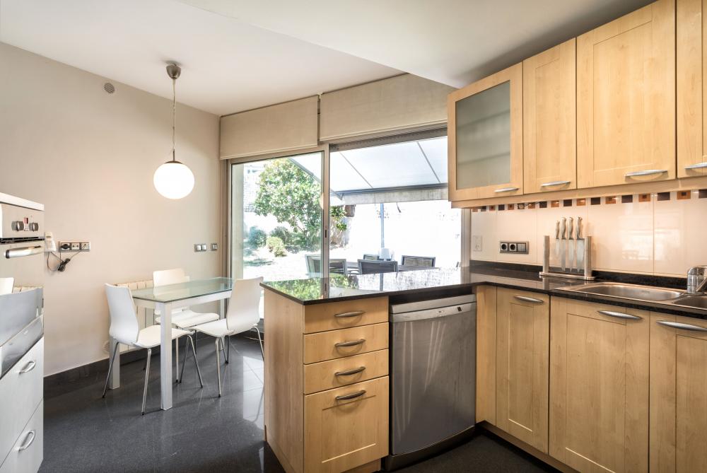 Costa Maresme Vacances empresa local i familiar de lloguer turístic.
088-IF TARRACO Casa adossada El Maresme Arenys de Munt
Cuina completa i ben equipada, amb zona de menjar interior i exterior.
Jardí privat amb piscina, chill-out, porxo i zona menjador exterior, cistella de bàsquet i unes porteries de futbol a l'aire lliure. Instal·lacions de pàdel tennis a prop.
Zona comunitària com piscina compartida.
Sala de jocs amb futbolí, trencaclosques i zona per dibuixar. Bicicletes disponibles a la propietat.
Parc Can Jalpí Arenys de Munt Arenys de Mar Maresme Barcelona Catalunya Espanya
Lloguer turístic
Lloguer casa particular
Lloguer casa de vacances
Escapada a la costa
Escapada a la platja
Escapada a la muntanya
Turisme a Catalunya
Piscina privada Jardi privat chill-out terrasa coberta
Casa 4 habitacions i 3 banys complets . Habitació doble amb bany privat
Menjador interior i exterior, sala d'estar, sala de jocs
piscina compartida
Diseny interiorisme mobles
Activitats aquàtiques, caiac, surf, windsurf, motos aquàtiques, velers, paddel surf, snorkel, submarinisme i immersions al mar Mediterrani
Escalada, excursions, trekking, ciclisme, bicicletes gratis incloses en la reserva, natura, camins, senders, cultura, arquitectura, pobles, parc Can Jalpi, gronxadors, tobogan, jocs infantils. Costa Maresme Vacances empresa local i familiar de lloguer turístic.
088-IF TARRACO Casa adossada El Maresme Arenys de Munt
Cuina completa i ben equipada, amb zona de menjar interior i exterior.
Jardí privat amb piscina, chill-out, porxo i zona menjador exterior, cistella de bàsquet i unes porteries de futbol a l'aire lliure. Instal·lacions de pàdel tennis a prop.
Zona comunitària com piscina compartida.
Sala de jocs amb futbolí, trencaclosques i zona per dibuixar. Bicicletes disponibles a la propietat.
Parc Can Jalpí Arenys de Munt Arenys de Mar Maresme Barcelona Catalunya Espanya
Lloguer turístic
Lloguer casa particular
Lloguer casa de vacances
Escapada a la costa
Escapada a la platja
Escapada a la muntanya
Turisme a Catalunya
Piscina privada Jardi privat chill-out terrasa coberta
Casa 4 habitacions i 3 banys complets . Habitació doble amb bany privat
Menjador interior i exterior, sala d'estar, sala de jocs
piscina compartida
Diseny interiorisme mobles
Activitats aquàtiques, caiac, surf, windsurf, motos aquàtiques, velers, paddel surf, snorkel, submarinisme i immersions al mar Mediterrani
Escalada, excursions, trekking, ciclisme, bicicletes gratis incloses en la reserva, natura, camins, senders, cultura, arquitectura, pobles, parc Can Jalpi, gronxadors, tobogan, jocs infantils.