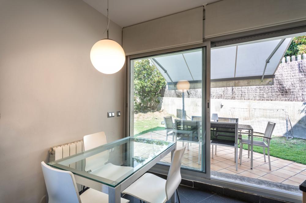 Costa Maresme Vacances empresa local i familiar de lloguer turístic.
088-IF TARRACO Casa adossada El Maresme Arenys de Munt
Cuina completa i ben equipada, amb zona de menjar interior i exterior.
Jardí privat amb piscina, chill-out, porxo i zona menjador exterior, cistella de bàsquet i unes porteries de futbol a l'aire lliure. Instal·lacions de pàdel tennis a prop.
Zona comunitària com piscina compartida.
Sala de jocs amb futbolí, trencaclosques i zona per dibuixar. Bicicletes disponibles a la propietat.
Parc Can Jalpí Arenys de Munt Arenys de Mar Maresme Barcelona Catalunya Espanya
Lloguer turístic
Lloguer casa particular
Lloguer casa de vacances
Escapada a la costa
Escapada a la platja
Escapada a la muntanya
Turisme a Catalunya
Piscina privada Jardi privat chill-out terrasa coberta
Casa 4 habitacions i 3 banys complets . Habitació doble amb bany privat
Menjador interior i exterior, sala d'estar, sala de jocs
piscina compartida
Diseny interiorisme mobles
Activitats aquàtiques, caiac, surf, windsurf, motos aquàtiques, velers, paddel surf, snorkel, submarinisme i immersions al mar Mediterrani
Escalada, excursions, trekking, ciclisme, bicicletes gratis incloses en la reserva, natura, camins, senders, cultura, arquitectura, pobles, parc Can Jalpi, gronxadors, tobogan, jocs infantils. Costa Maresme Vacances empresa local i familiar de lloguer turístic.
088-IF TARRACO Casa adossada El Maresme Arenys de Munt
Cuina completa i ben equipada, amb zona de menjar interior i exterior.
Jardí privat amb piscina, chill-out, porxo i zona menjador exterior, cistella de bàsquet i unes porteries de futbol a l'aire lliure. Instal·lacions de pàdel tennis a prop.
Zona comunitària com piscina compartida.
Sala de jocs amb futbolí, trencaclosques i zona per dibuixar. Bicicletes disponibles a la propietat.
Parc Can Jalpí Arenys de Munt Arenys de Mar Maresme Barcelona Catalunya Espanya
Lloguer turístic
Lloguer casa particular
Lloguer casa de vacances
Escapada a la costa
Escapada a la platja
Escapada a la muntanya
Turisme a Catalunya
Piscina privada Jardi privat chill-out terrasa coberta
Casa 4 habitacions i 3 banys complets . Habitació doble amb bany privat
Menjador interior i exterior, sala d'estar, sala de jocs
piscina compartida
Diseny interiorisme mobles
Activitats aquàtiques, caiac, surf, windsurf, motos aquàtiques, velers, paddel surf, snorkel, submarinisme i immersions al mar Mediterrani
Escalada, excursions, trekking, ciclisme, bicicletes gratis incloses en la reserva, natura, camins, senders, cultura, arquitectura, pobles, parc Can Jalpi, gronxadors, tobogan, jocs infantils.