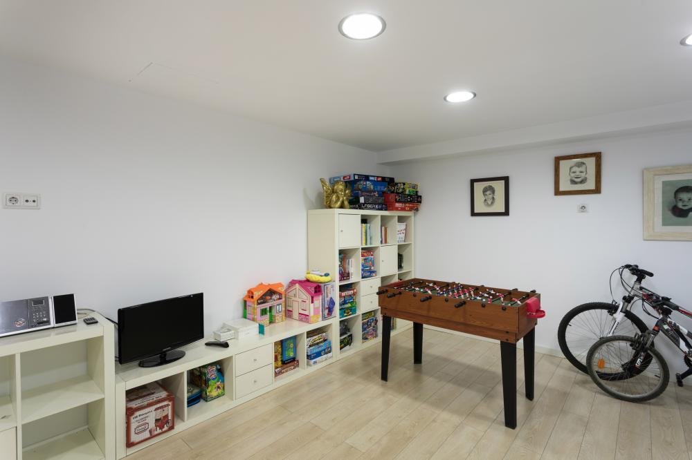 Costa Maresme Vacances empresa local i familiar de lloguer turístic.
Sala de jocs amb futbolí, trencaclosques i zona per dibuixar. Bicicletes disponibles a la propietat.
Jardí privat amb piscina, chill-out, porxo i zona menjador exterior, cistella de bàsquet i unes porteries de futbol a l'aire lliure. Instal·lacions de pàdel tennis a prop.
Zona comunitària com piscina compartida.
Activitats aquàtiques, caiac, ssurf, windsurf, motos aquàtiques, velers, paddel surf, snorkel, submarinisme i immersions al mar Mediterrani
Escalada, excursions, trekking, ciclisme, bicicletes gratis incloses en la reserva, natura, camins, senders, cultura, arquitectura, pobles, parc Can Jalpi, gronxadors, tobogan, jocs infantils.
088-IF TARRACO Casa adossada El Maresme Arenys de Munt
Parc Can Jalpí Arenys de Munt Arenys de Mar Maresme Barcelona
Lloguer turístic
Lloguer casa particular
Lloguer casa de vacances
Escapada a la costa
Escapada a la platja
Escapada a la muntanya
Turisme a Catalunya
Piscina privada Jardi privat chill-out terrasa coberta
Casa 4 habitacions i 3 banys complets . Habitació doble amb bany privat
Menjador interior i exterior, sala d'estar, sala de jocs
piscina compartida
Diseny interiorisme mobles Costa Maresme Vacances empresa local i familiar de lloguer turístic.
Sala de jocs amb futbolí, trencaclosques i zona per dibuixar. Bicicletes disponibles a la propietat.
Jardí privat amb piscina, chill-out, porxo i zona menjador exterior, cistella de bàsquet i unes porteries de futbol a l'aire lliure. Instal·lacions de pàdel tennis a prop.
Zona comunitària com piscina compartida.
Activitats aquàtiques, caiac, ssurf, windsurf, motos aquàtiques, velers, paddel surf, snorkel, submarinisme i immersions al mar Mediterrani
Escalada, excursions, trekking, ciclisme, bicicletes gratis incloses en la reserva, natura, camins, senders, cultura, arquitectura, pobles, parc Can Jalpi, gronxadors, tobogan, jocs infantils.
088-IF TARRACO Casa adossada El Maresme Arenys de Munt
Parc Can Jalpí Arenys de Munt Arenys de Mar Maresme Barcelona
Lloguer turístic
Lloguer casa particular
Lloguer casa de vacances
Escapada a la costa
Escapada a la platja
Escapada a la muntanya
Turisme a Catalunya
Piscina privada Jardi privat chill-out terrasa coberta
Casa 4 habitacions i 3 banys complets . Habitació doble amb bany privat
Menjador interior i exterior, sala d'estar, sala de jocs
piscina compartida
Diseny interiorisme mobles