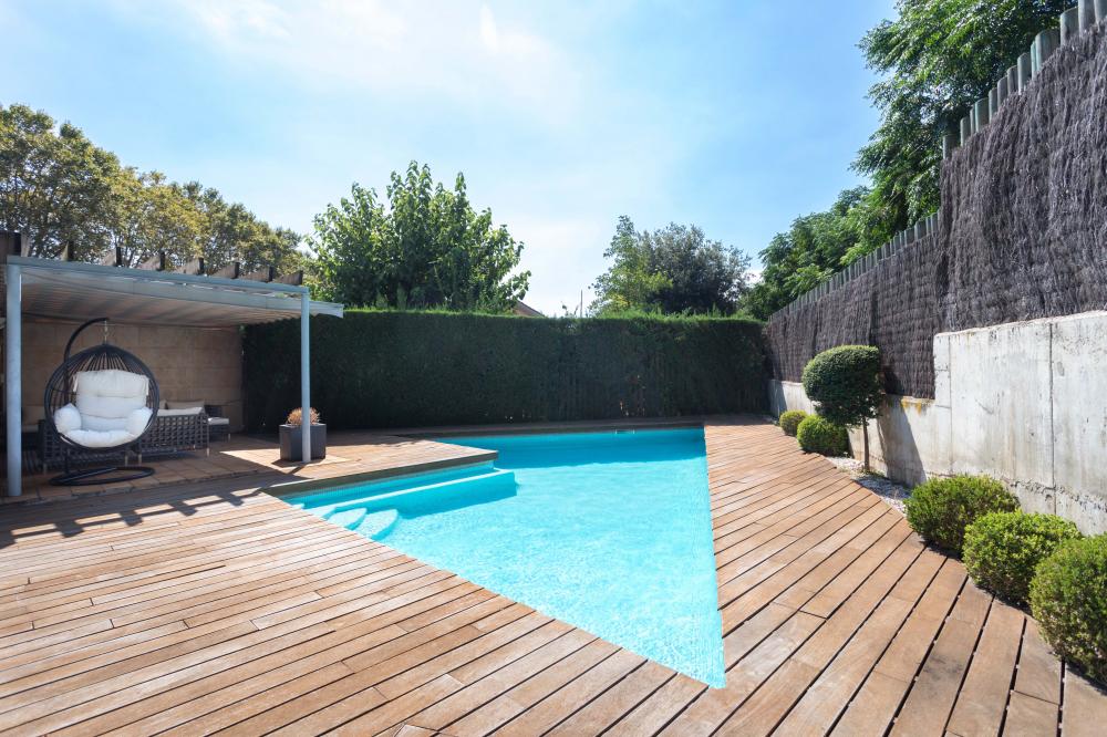 Costa Maresme Vacances empresa local i familiar de lloguer turístic.
Jardí privat amb piscina, chill-out, porxo i zona menjador exterior, cistella de bàsquet i unes porteries de futbol a l'aire lliure. Instal·lacions de pàdel tennis a prop.
Zona comunitària com piscina compartida.
Sala de jocs amb futbolí, trencaclosques i zona per dibuixar. Bicicletes disponibles a la propietat.
Activitats aquàtiques, caiac, ssurf, windsurf, motos aquàtiques, velers, paddel surf, snorkel, submarinisme i immersions al mar Mediterrani
Escalada, excursions, trekking, ciclisme, bicicletes gratis incloses en la reserva, natura, camins, senders, cultura, arquitectura, pobles, parc Can Jalpi, gronxadors, tobogan, jocs infantils.
088-IF TARRACO Casa adossada El Maresme Arenys de Munt
Parc Can Jalpí Arenys de Munt Arenys de Mar Maresme Barcelona
Lloguer turístic
Lloguer casa particular
Lloguer casa de vacances
Escapada a la costa
Escapada a la platja
Escapada a la muntanya
Turisme a Catalunya
Piscina privada Jardi privat chill-out terrasa coberta
Casa 4 habitacions i 3 banys complets . Habitació doble amb bany privat
Menjador interior i exterior, sala d'estar, sala de jocs
piscina compartida
Diseny interiorisme mobles Costa Maresme Vacances empresa local i familiar de lloguer turístic.
Jardí privat amb piscina, chill-out, porxo i zona menjador exterior, cistella de bàsquet i unes porteries de futbol a l'aire lliure. Instal·lacions de pàdel tennis a prop.
Zona comunitària com piscina compartida.
Sala de jocs amb futbolí, trencaclosques i zona per dibuixar. Bicicletes disponibles a la propietat.
Activitats aquàtiques, caiac, ssurf, windsurf, motos aquàtiques, velers, paddel surf, snorkel, submarinisme i immersions al mar Mediterrani
Escalada, excursions, trekking, ciclisme, bicicletes gratis incloses en la reserva, natura, camins, senders, cultura, arquitectura, pobles, parc Can Jalpi, gronxadors, tobogan, jocs infantils.
088-IF TARRACO Casa adossada El Maresme Arenys de Munt
Parc Can Jalpí Arenys de Munt Arenys de Mar Maresme Barcelona
Lloguer turístic
Lloguer casa particular
Lloguer casa de vacances
Escapada a la costa
Escapada a la platja
Escapada a la muntanya
Turisme a Catalunya
Piscina privada Jardi privat chill-out terrasa coberta
Casa 4 habitacions i 3 banys complets . Habitació doble amb bany privat
Menjador interior i exterior, sala d'estar, sala de jocs
piscina compartida
Diseny interiorisme mobles