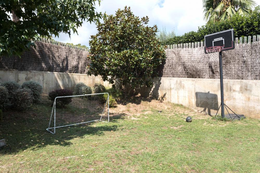 Costa Maresme Vacances empresa local i familiar de lloguer turístic.
Jardí privat amb piscina, chill-out, porxo i zona menjador exterior, cistella de bàsquet i unes porteries de futbol a l'aire lliure. Instal·lacions de pàdel tennis a prop.
Zona comunitària com piscina compartida.
Sala de jocs amb futbolí, trencaclosques i zona per dibuixar. Bicicletes disponibles a la propietat.
Activitats aquàtiques, caiac, ssurf, windsurf, motos aquàtiques, velers, paddel surf, snorkel, submarinisme i immersions al mar Mediterrani
Escalada, excursions, trekking, ciclisme, bicicletes gratis incloses en la reserva, natura, camins, senders, cultura, arquitectura, pobles, parc Can Jalpi, gronxadors, tobogan, jocs infantils.
088-IF TARRACO Casa adossada El Maresme Arenys de Munt
Parc Can Jalpí Arenys de Munt Arenys de Mar Maresme Barcelona
Lloguer turístic
Lloguer casa particular
Lloguer casa de vacances
Escapada a la costa
Escapada a la platja
Escapada a la muntanya
Turisme a Catalunya
Piscina privada Jardi privat chill-out terrasa coberta
Casa 4 habitacions i 3 banys complets . Habitació doble amb bany privat
Menjador interior i exterior, sala d'estar, sala de jocs
piscina compartida
Diseny interiorisme mobles Costa Maresme Vacances empresa local i familiar de lloguer turístic.
Jardí privat amb piscina, chill-out, porxo i zona menjador exterior, cistella de bàsquet i unes porteries de futbol a l'aire lliure. Instal·lacions de pàdel tennis a prop.
Zona comunitària com piscina compartida.
Sala de jocs amb futbolí, trencaclosques i zona per dibuixar. Bicicletes disponibles a la propietat.
Activitats aquàtiques, caiac, ssurf, windsurf, motos aquàtiques, velers, paddel surf, snorkel, submarinisme i immersions al mar Mediterrani
Escalada, excursions, trekking, ciclisme, bicicletes gratis incloses en la reserva, natura, camins, senders, cultura, arquitectura, pobles, parc Can Jalpi, gronxadors, tobogan, jocs infantils.
088-IF TARRACO Casa adossada El Maresme Arenys de Munt
Parc Can Jalpí Arenys de Munt Arenys de Mar Maresme Barcelona
Lloguer turístic
Lloguer casa particular
Lloguer casa de vacances
Escapada a la costa
Escapada a la platja
Escapada a la muntanya
Turisme a Catalunya
Piscina privada Jardi privat chill-out terrasa coberta
Casa 4 habitacions i 3 banys complets . Habitació doble amb bany privat
Menjador interior i exterior, sala d'estar, sala de jocs
piscina compartida
Diseny interiorisme mobles