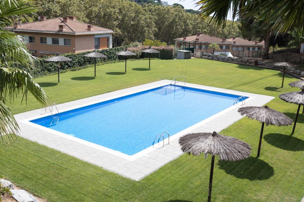 Costa Maresme Vacances empresa local i familiar de lloguer turístic.
Zona comunitària com piscina compartida.
Jardí privat amb piscina, chill-out, porxo i zona menjador exterior, cistella de bàsquet i unes porteries de futbol a l'aire lliure. Instal·lacions de pàdel tennis a prop.
Sala de jocs amb futbolí, trencaclosques i zona per dibuixar. Bicicletes disponibles a la propietat.
Activitats aquàtiques, caiac, ssurf, windsurf, motos aquàtiques, velers, paddel surf, snorkel, submarinisme i immersions al mar Mediterrani
Escalada, excursions, trekking, ciclisme, bicicletes gratis incloses en la reserva, natura, camins, senders, cultura, arquitectura, pobles, parc Can Jalpi, gronxadors, tobogan, jocs infantils.
088-IF TARRACO Casa adossada El Maresme Arenys de Munt
Parc Can Jalpí Arenys de Munt Arenys de Mar Maresme Barcelona
Lloguer turístic
Lloguer casa particular
Lloguer casa de vacances
Escapada a la costa
Escapada a la platja
Escapada a la muntanya
Turisme a Catalunya
Piscina privada Jardi privat chill-out terrasa coberta
Casa 4 habitacions i 3 banys complets . Habitació doble amb bany privat
Menjador interior i exterior, sala d'estar, sala de jocs
piscina compartida
Diseny interiorisme mobles Costa Maresme Vacances empresa local i familiar de lloguer turístic.
Zona comunitària com piscina compartida.
Jardí privat amb piscina, chill-out, porxo i zona menjador exterior, cistella de bàsquet i unes porteries de futbol a l'aire lliure. Instal·lacions de pàdel tennis a prop.
Sala de jocs amb futbolí, trencaclosques i zona per dibuixar. Bicicletes disponibles a la propietat.
Activitats aquàtiques, caiac, ssurf, windsurf, motos aquàtiques, velers, paddel surf, snorkel, submarinisme i immersions al mar Mediterrani
Escalada, excursions, trekking, ciclisme, bicicletes gratis incloses en la reserva, natura, camins, senders, cultura, arquitectura, pobles, parc Can Jalpi, gronxadors, tobogan, jocs infantils.
088-IF TARRACO Casa adossada El Maresme Arenys de Munt
Parc Can Jalpí Arenys de Munt Arenys de Mar Maresme Barcelona
Lloguer turístic
Lloguer casa particular
Lloguer casa de vacances
Escapada a la costa
Escapada a la platja
Escapada a la muntanya
Turisme a Catalunya
Piscina privada Jardi privat chill-out terrasa coberta
Casa 4 habitacions i 3 banys complets . Habitació doble amb bany privat
Menjador interior i exterior, sala d'estar, sala de jocs
piscina compartida
Diseny interiorisme mobles