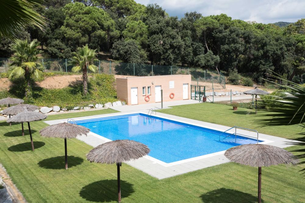 Costa Maresme Vacances empresa local i familiar de lloguer turístic.
Zona comunitària com piscina compartida.
Jardí privat amb piscina, chill-out, porxo i zona menjador exterior, cistella de bàsquet i unes porteries de futbol a l'aire lliure. Instal·lacions de pàdel tennis a prop.
Sala de jocs amb futbolí, trencaclosques i zona per dibuixar. Bicicletes disponibles a la propietat.
Activitats aquàtiques, caiac, ssurf, windsurf, motos aquàtiques, velers, paddel surf, snorkel, submarinisme i immersions al mar Mediterrani
Escalada, excursions, trekking, ciclisme, bicicletes gratis incloses en la reserva, natura, camins, senders, cultura, arquitectura, pobles, parc Can Jalpi, gronxadors, tobogan, jocs infantils.
088-IF TARRACO Casa adossada El Maresme Arenys de Munt
Parc Can Jalpí Arenys de Munt Arenys de Mar Maresme Barcelona
Lloguer turístic
Lloguer casa particular
Lloguer casa de vacances
Escapada a la costa
Escapada a la platja
Escapada a la muntanya
Turisme a Catalunya
Piscina privada Jardi privat chill-out terrasa coberta
Casa 4 habitacions i 3 banys complets . Habitació doble amb bany privat
Menjador interior i exterior, sala d'estar, sala de jocs
piscina compartida
Diseny interiorisme mobles Costa Maresme Vacances empresa local i familiar de lloguer turístic.
Zona comunitària com piscina compartida.
Jardí privat amb piscina, chill-out, porxo i zona menjador exterior, cistella de bàsquet i unes porteries de futbol a l'aire lliure. Instal·lacions de pàdel tennis a prop.
Sala de jocs amb futbolí, trencaclosques i zona per dibuixar. Bicicletes disponibles a la propietat.
Activitats aquàtiques, caiac, ssurf, windsurf, motos aquàtiques, velers, paddel surf, snorkel, submarinisme i immersions al mar Mediterrani
Escalada, excursions, trekking, ciclisme, bicicletes gratis incloses en la reserva, natura, camins, senders, cultura, arquitectura, pobles, parc Can Jalpi, gronxadors, tobogan, jocs infantils.
088-IF TARRACO Casa adossada El Maresme Arenys de Munt
Parc Can Jalpí Arenys de Munt Arenys de Mar Maresme Barcelona
Lloguer turístic
Lloguer casa particular
Lloguer casa de vacances
Escapada a la costa
Escapada a la platja
Escapada a la muntanya
Turisme a Catalunya
Piscina privada Jardi privat chill-out terrasa coberta
Casa 4 habitacions i 3 banys complets . Habitació doble amb bany privat
Menjador interior i exterior, sala d'estar, sala de jocs
piscina compartida
Diseny interiorisme mobles