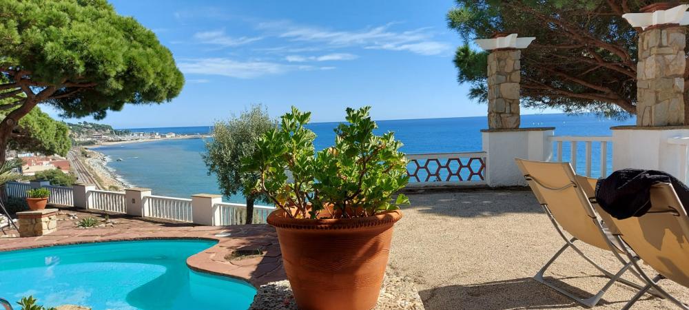 Vistas al mar, a la platja, a la muntanya i als jardins
lloguer turístic davant del mar
lloguer d'una villa privada amb jardí i piscina privats.
lloguer de vacances davant la platja
escapada a la costa del Maresme, Arenys de Mar
a prop de Barcelona i la costa Brava
Urbanització íntima y privada
Families amb nens petits
Amics i desconnexió Vistas al mar, a la platja, a la muntanya i als jardins
lloguer turístic davant del mar
lloguer d'una villa privada amb jardí i piscina privats.
lloguer de vacances davant la platja
escapada a la costa del Maresme, Arenys de Mar
a prop de Barcelona i la costa Brava
Urbanització íntima y privada
Families amb nens petits
Amics i desconnexió