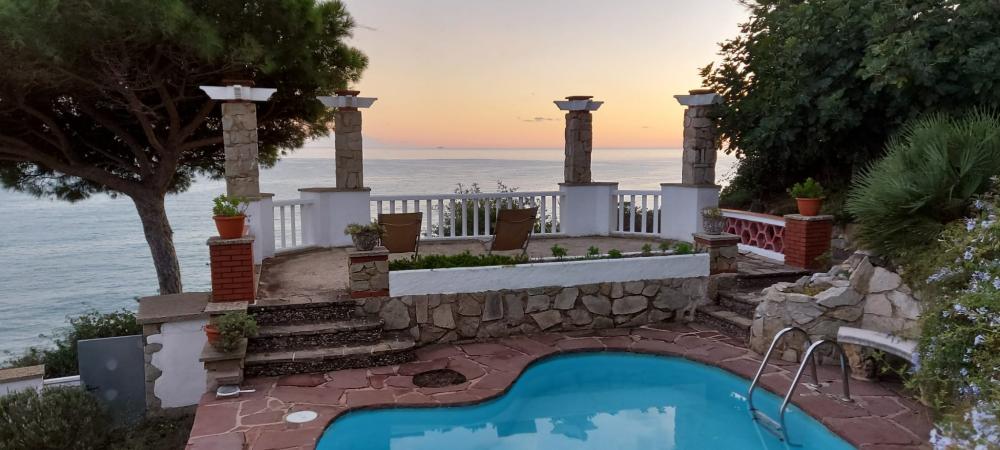 Vistes al mar Mediterrani
Mirador privat
Posta de sol, cel rogent.
lloguer turístic davant del mar
lloguer d'una villa privada amb jardí i piscina privats.
lloguer de vacances davant la platja
escapada a la costa del Maresme, Arenys de Mar
a prop de Barcelona i la costa Brava
Urbanització íntima y privada
Families amb nens petits
Amics i desconnexió Vistes al mar Mediterrani
Mirador privat
Posta de sol, cel rogent.
lloguer turístic davant del mar
lloguer d'una villa privada amb jardí i piscina privats.
lloguer de vacances davant la platja
escapada a la costa del Maresme, Arenys de Mar
a prop de Barcelona i la costa Brava
Urbanització íntima y privada
Families amb nens petits
Amics i desconnexió