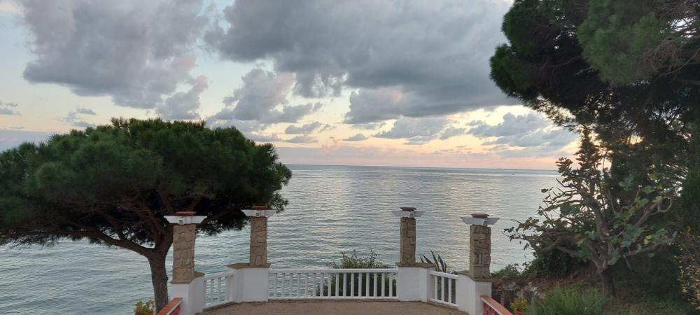 Vistes al mar Mediterrani
Capvespres màgics al Mirador privat amb la piscina il·luminada
La posta de sol, el cel rogent i poc després la lluna reflexada al mar
lloguer turístic davant del mar
lloguer d'una villa privada amb jardí i piscina privats.
lloguer de vacances davant la platja
escapada a la costa del Maresme, Arenys de Mar
a prop de Barcelona i la costa Brava
Urbanització íntima y privada
Families amb nens petits
Amics i desconnexió Vistes al mar Mediterrani
Capvespres màgics al Mirador privat amb la piscina il·luminada
La posta de sol, el cel rogent i poc després la lluna reflexada al mar
lloguer turístic davant del mar
lloguer d'una villa privada amb jardí i piscina privats.
lloguer de vacances davant la platja
escapada a la costa del Maresme, Arenys de Mar
a prop de Barcelona i la costa Brava
Urbanització íntima y privada
Families amb nens petits
Amics i desconnexió