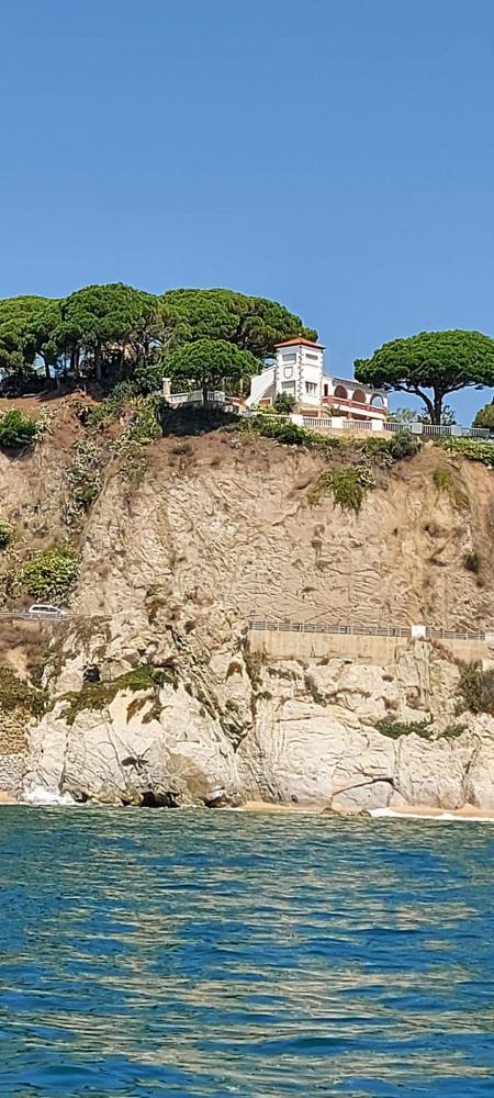 Vistes al mar Mediterrani i a la serralada Litoral Catalana
lloguer de vacances davant del mar
lloguer d'una villa privada amb jardí i piscina privats.
lloguer turístic davant la platja
escapada a la costa del Maresme, Arenys de Mar
a prop de Barcelona i la costa Brava
Propietat de grans dimensions
Families, amics i desconnexió
Sortir amb nens petits
la casa vista des d'un kayak - barco - moto d'aigua - paddel surf Vistes al mar Mediterrani i a la serralada Litoral Catalana
lloguer de vacances davant del mar
lloguer d'una villa privada amb jardí i piscina privats.
lloguer turístic davant la platja
escapada a la costa del Maresme, Arenys de Mar
a prop de Barcelona i la costa Brava
Propietat de grans dimensions
Families, amics i desconnexió
Sortir amb nens petits
la casa vista des d'un kayak - barco - moto d'aigua - paddel surf