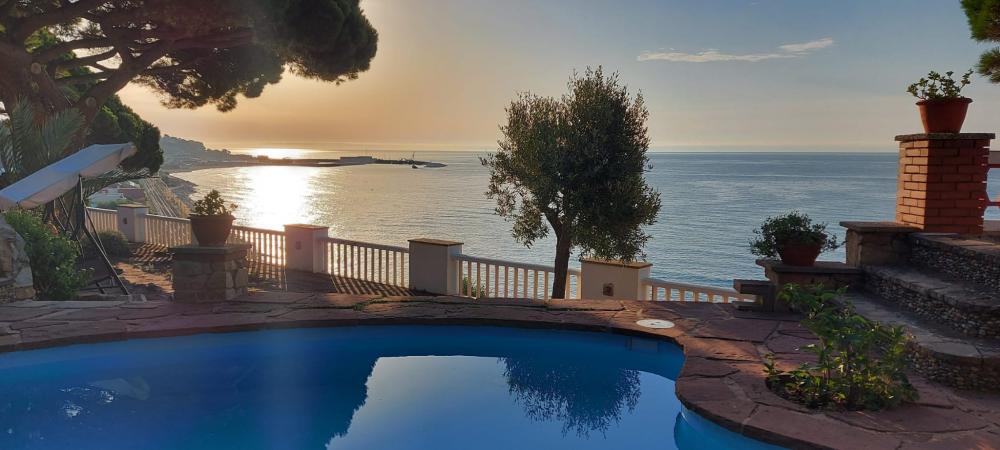 Vistes al mar Mediterrani
Despertars màgics al Mirador privat amb la piscina il·luminada
Els matins amb la sortida del sol i un esmorzar al jardí o la terrasa
lloguer turístic davant del mar
lloguer d'una villa privada amb jardí i piscina privats.
lloguer de vacances davant la platja
escapada a la costa del Maresme, Arenys de Mar
a prop de Barcelona i la costa Brava
Urbanització íntima y privada
Families amb nens petits
Amics i desconnexió Vistes al mar Mediterrani
Despertars màgics al Mirador privat amb la piscina il·luminada
Els matins amb la sortida del sol i un esmorzar al jardí o la terrasa
lloguer turístic davant del mar
lloguer d'una villa privada amb jardí i piscina privats.
lloguer de vacances davant la platja
escapada a la costa del Maresme, Arenys de Mar
a prop de Barcelona i la costa Brava
Urbanització íntima y privada
Families amb nens petits
Amics i desconnexió