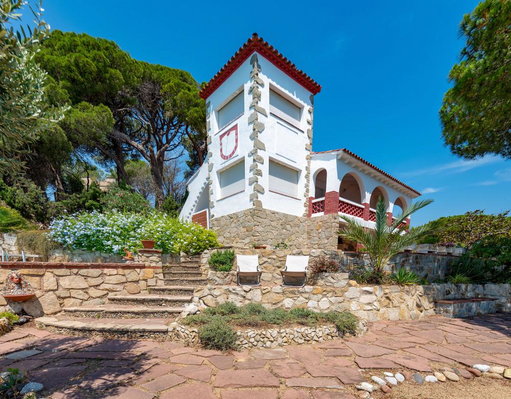 Vistes al mar Mediterrani i a la serralada Litoral Catalana
lloguer de vacances davant del mar
lloguer d'una villa privada amb jardí i piscina privats.
lloguer turístic davant la platja
escapada a la costa del Maresme, Arenys de Mar
a prop de Barcelona i la costa Brava
Propietat de grans dimensions
Families, amics i desconnexió
Sortir amb nens petits
Jardí molt ampli i privat Vistes al mar Mediterrani i a la serralada Litoral Catalana
lloguer de vacances davant del mar
lloguer d'una villa privada amb jardí i piscina privats.
lloguer turístic davant la platja
escapada a la costa del Maresme, Arenys de Mar
a prop de Barcelona i la costa Brava
Propietat de grans dimensions
Families, amics i desconnexió
Sortir amb nens petits
Jardí molt ampli i privat