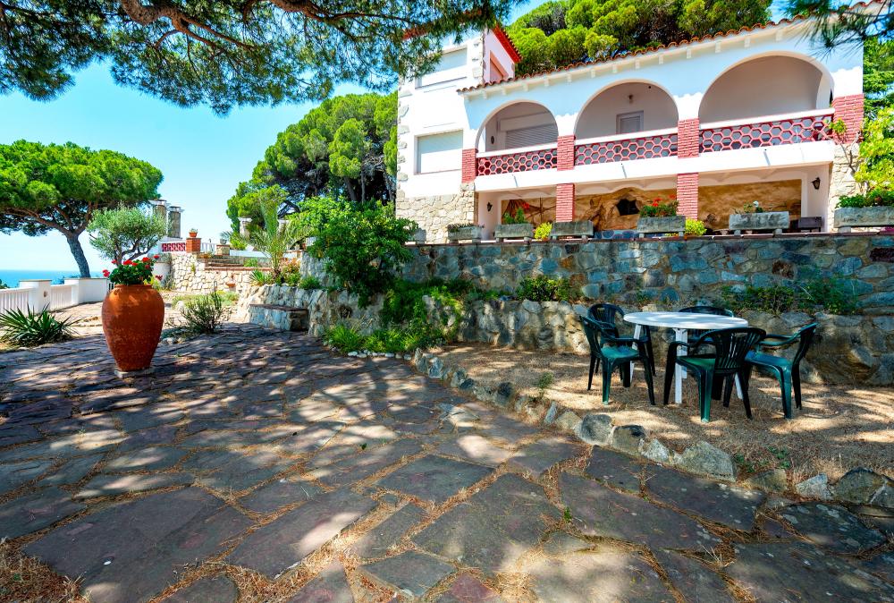 Exteriors ajardinats a diferents nivells
Menjador exterior
lloguer turístic davant del mar
lloguer d'una villa privada amb jardí i piscina privats.
lloguer de vacances davant la platja
escapada a la costa del Maresme, Arenys de Mar
a prop de Barcelona i la costa Brava
Urbanització íntima y privada
Families amb nens petits
Amics i desconnexió Exteriors ajardinats a diferents nivells
Menjador exterior
lloguer turístic davant del mar
lloguer d'una villa privada amb jardí i piscina privats.
lloguer de vacances davant la platja
escapada a la costa del Maresme, Arenys de Mar
a prop de Barcelona i la costa Brava
Urbanització íntima y privada
Families amb nens petits
Amics i desconnexió