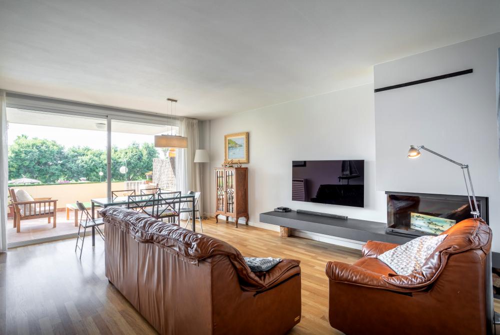 095-MC BAIX BALIS Pis Sant Andreu de Llavaneres
Saló menjador.
Còmode sofà i butaca, televisor i llum de lectura.
Taula menjador i cadires.
Apartament 8 persones 4 habitacions 2 banys complets
Estacionament per a 1 vehicle o 2 petits.
Costa Maresme Vacances Lloguer d'allotjaments turístics
Mar, platja, costa, muntanya
Serralada Pre-Litoral Catalana
Vistas al Port esportiu Balis 095-MC BAIX BALIS Pis Sant Andreu de Llavaneres
Saló menjador.
Còmode sofà i butaca, televisor i llum de lectura.
Taula menjador i cadires.
Apartament 8 persones 4 habitacions 2 banys complets
Estacionament per a 1 vehicle o 2 petits.
Costa Maresme Vacances Lloguer d'allotjaments turístics
Mar, platja, costa, muntanya
Serralada Pre-Litoral Catalana
Vistas al Port esportiu Balis