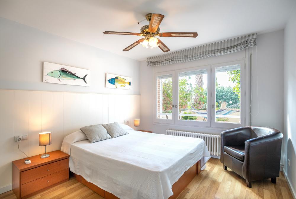 095-MC BAIX BALIS Pis Sant Andreu de Llavaneres
Dormitori 1: Llit de matrimoni amb bany privat. Butaca.
Disposa de persianes i cortines.
Inclou roba de llit.
Apartament 8 persones 4 habitacions 2 banys complets
Estacionament per a 1 vehicle o 2 petits.
Costa Maresme Vacances Lloguer d'allotjaments turístics
Mar, platja, costa, muntanya
Serralada Pre-Litoral Catalana
Vistas al Port esportiu Balis 095-MC BAIX BALIS Pis Sant Andreu de Llavaneres
Dormitori 1: Llit de matrimoni amb bany privat. Butaca.
Disposa de persianes i cortines.
Inclou roba de llit.
Apartament 8 persones 4 habitacions 2 banys complets
Estacionament per a 1 vehicle o 2 petits.
Costa Maresme Vacances Lloguer d'allotjaments turístics
Mar, platja, costa, muntanya
Serralada Pre-Litoral Catalana
Vistas al Port esportiu Balis