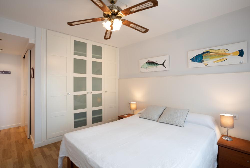 095-MC BAIX BALIS Pis Sant Andreu de Llavaneres
Dormitori 1: Llit de matrimoni amb bany privat, armari per a roba, tauletes de nit, llums, ventilador de sostre i finestra.
Apartament 8 persones 4 habitacions 2 banys complets
Estacionament per a 1 vehicle o 2 petits.
Costa Maresme Vacances Lloguer d'allotjaments turístics
Mar, platja, costa, muntanya
Serralada Pre-Litoral Catalana
Vistas al Port esportiu Balis 095-MC BAIX BALIS Pis Sant Andreu de Llavaneres
Dormitori 1: Llit de matrimoni amb bany privat, armari per a roba, tauletes de nit, llums, ventilador de sostre i finestra.
Apartament 8 persones 4 habitacions 2 banys complets
Estacionament per a 1 vehicle o 2 petits.
Costa Maresme Vacances Lloguer d'allotjaments turístics
Mar, platja, costa, muntanya
Serralada Pre-Litoral Catalana
Vistas al Port esportiu Balis