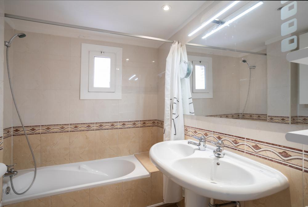 095-MC BAIX BALIS Pis Sant Andreu de Llavaneres
Bany complet 2: dins del dormitori 1
Pica doble, banyera amb dutxa i llum al mirall.
Inclou 2 tovalloles de bany per hoste, una gran i una altra petita.
Apartament 8 persones 4 habitacions 2 banys complets
Estacionament per a 1 vehicle o 2 petits.
Costa Maresme Vacances Lloguer d'allotjaments turístics
Mar, platja, costa, muntanya
Serralada Pre-Litoral Catalana
Vistas al Port esportiu Balis 095-MC BAIX BALIS Pis Sant Andreu de Llavaneres
Bany complet 2: dins del dormitori 1
Pica doble, banyera amb dutxa i llum al mirall.
Inclou 2 tovalloles de bany per hoste, una gran i una altra petita.
Apartament 8 persones 4 habitacions 2 banys complets
Estacionament per a 1 vehicle o 2 petits.
Costa Maresme Vacances Lloguer d'allotjaments turístics
Mar, platja, costa, muntanya
Serralada Pre-Litoral Catalana
Vistas al Port esportiu Balis