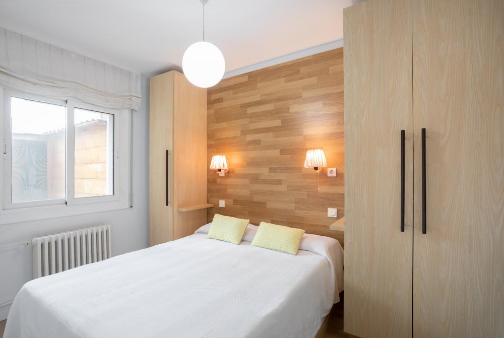 095-MC BAIX BALIS Pis Sant Andreu de Llavaneres
Dormitori 2: Llit de matrimoni.
Armaris per a roba, lleixes com tauletes de nit, llums i una finestra.
Apartament 8 persones 4 habitacions 2 banys complets
Estacionament per a 1 vehicle o 2 petits.
Costa Maresme Vacances Lloguer d'allotjaments turístics
Mar, platja, costa, muntanya
Serralada Pre-Litoral Catalana
Vistas al Port esportiu Balis 095-MC BAIX BALIS Pis Sant Andreu de Llavaneres
Dormitori 2: Llit de matrimoni.
Armaris per a roba, lleixes com tauletes de nit, llums i una finestra.
Apartament 8 persones 4 habitacions 2 banys complets
Estacionament per a 1 vehicle o 2 petits.
Costa Maresme Vacances Lloguer d'allotjaments turístics
Mar, platja, costa, muntanya
Serralada Pre-Litoral Catalana
Vistas al Port esportiu Balis
