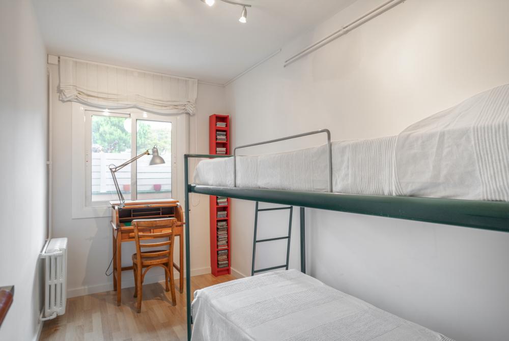 095-MC BAIX BALIS Pis Sant Andreu de Llavaneres
Dormitori 4: 1 llitera amb 2 llits individuals.
Escriptori, llum de taula i cadira davant de la finestra.
Apartament 8 persones 4 habitacions 2 banys complets
Estacionament per a 1 vehicle o 2 petits.
Costa Maresme Vacances Lloguer d'allotjaments turístics
Mar, platja, costa, muntanya
Serralada Pre-Litoral Catalana
Vistas al Port esportiu Balis 095-MC BAIX BALIS Pis Sant Andreu de Llavaneres
Dormitori 4: 1 llitera amb 2 llits individuals.
Escriptori, llum de taula i cadira davant de la finestra.
Apartament 8 persones 4 habitacions 2 banys complets
Estacionament per a 1 vehicle o 2 petits.
Costa Maresme Vacances Lloguer d'allotjaments turístics
Mar, platja, costa, muntanya
Serralada Pre-Litoral Catalana
Vistas al Port esportiu Balis