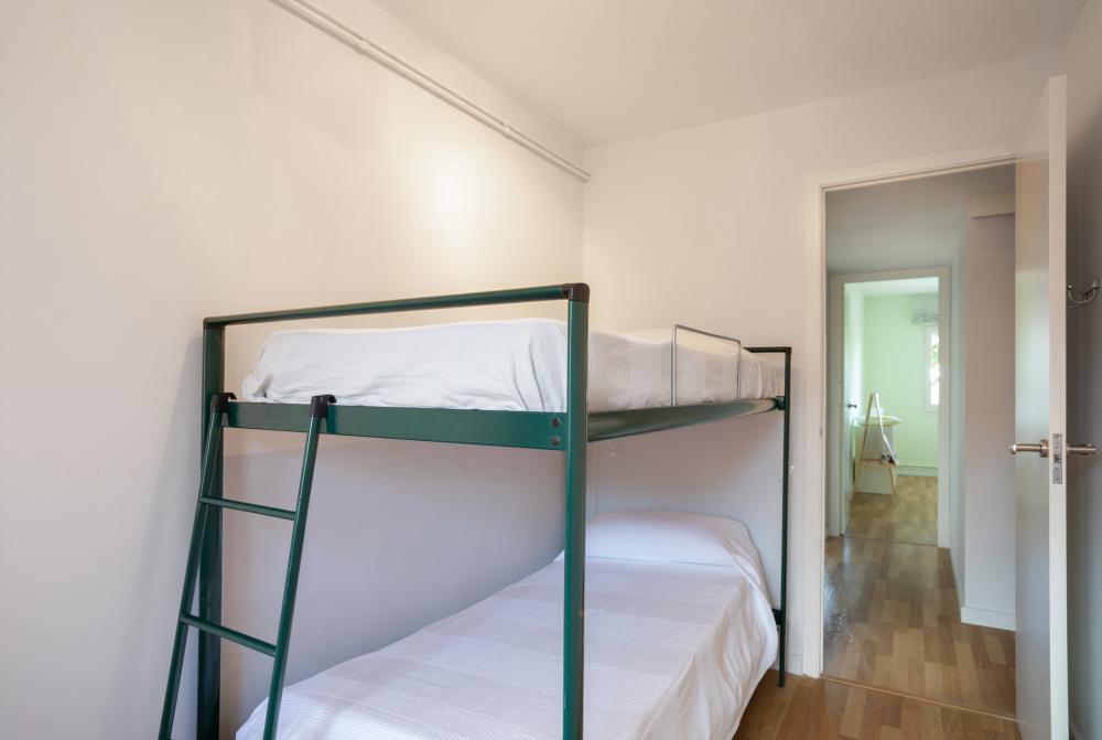 095-MC BAIX BALIS Pis Sant Andreu de Llavaneres
Dormitori 4: 1 llitera amb 2 llits individuals.
Pensada pels no tan petits.
Disponible persianes i cortines.
Inclou roba de llit.
Apartament 8 persones 4 habitacions 2 banys complets
Estacionament per a 1 vehicle o 2 petits.
Costa Maresme Vacances Lloguer d'allotjaments turístics
Mar, platja, costa, muntanya
Serralada Pre-Litoral Catalana
Vistas al Port esportiu Balis 095-MC BAIX BALIS Pis Sant Andreu de Llavaneres
Dormitori 4: 1 llitera amb 2 llits individuals.
Pensada pels no tan petits.
Disponible persianes i cortines.
Inclou roba de llit.
Apartament 8 persones 4 habitacions 2 banys complets
Estacionament per a 1 vehicle o 2 petits.
Costa Maresme Vacances Lloguer d'allotjaments turístics
Mar, platja, costa, muntanya
Serralada Pre-Litoral Catalana
Vistas al Port esportiu Balis