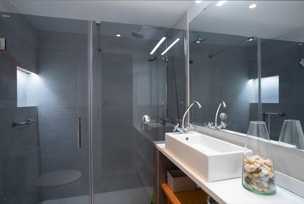 095-MC BAIX BALIS Pis Sant Andreu de Llavaneres
Bany complet 1: amb dutxa.
Hi ha disponible la dutxa amb efecte pluja.
Pica gran i llum al mirall.
Inclou 2 tovalloles de bany per hoste, una petita i una gran, xampú i gel.
Apartament 8 persones 4 habitacions 2 banys complets
Estacionament per a 1 vehicle o 2 petits.
Costa Maresme Vacances Lloguer d'allotjaments turístics
Mar, platja, costa, muntanya
Serralada Pre-Litoral Catalana
Vistas al Port esportiu Balis 095-MC BAIX BALIS Pis Sant Andreu de Llavaneres
Bany complet 1: amb dutxa.
Hi ha disponible la dutxa amb efecte pluja.
Pica gran i llum al mirall.
Inclou 2 tovalloles de bany per hoste, una petita i una gran, xampú i gel.
Apartament 8 persones 4 habitacions 2 banys complets
Estacionament per a 1 vehicle o 2 petits.
Costa Maresme Vacances Lloguer d'allotjaments turístics
Mar, platja, costa, muntanya
Serralada Pre-Litoral Catalana
Vistas al Port esportiu Balis