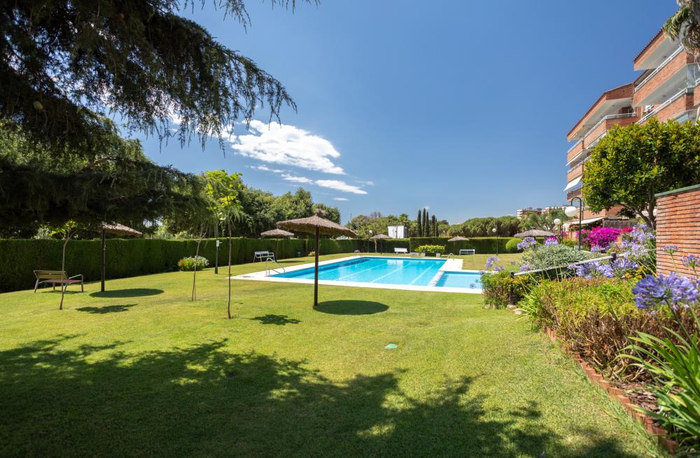 095-MC BAIX BALIS Pis Sant Andreu de Llavaneres
Piscina i jardí comunitaris. Gespa natural molt ben cuidada. Ombra sota els seus arbres o parasols.
Apartament 8 persones 4 habitacions 2 banys complets
Estacionament per a 1 vehicle o 2 petits.
Costa Maresme Vacances Lloguer d'allotjaments turístics
Mar, platja, costa, muntanya
Serralada Pre-Litoral Catalana
Vistas al Port esportiu Balis 095-MC BAIX BALIS Pis Sant Andreu de Llavaneres
Piscina i jardí comunitaris. Gespa natural molt ben cuidada. Ombra sota els seus arbres o parasols.
Apartament 8 persones 4 habitacions 2 banys complets
Estacionament per a 1 vehicle o 2 petits.
Costa Maresme Vacances Lloguer d'allotjaments turístics
Mar, platja, costa, muntanya
Serralada Pre-Litoral Catalana
Vistas al Port esportiu Balis