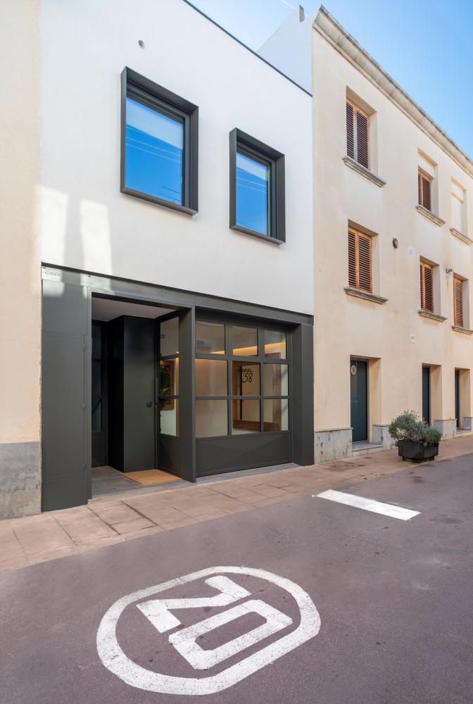 PORTA D'ENTRADA - EDIFIC DE NOVA CONSTRUCCIÓ - ALLOTJAMENT 3SUITES - Un allotjament ideal on establir el camp base per explorar el territori. Carrer de vianants poc transitat. - local d'experiències culinàries a la planta baixa, ESPAI58.
Allotjament sencer de dues plantes. Cuina completa, menjador, saló i balcó. 3 habitacions dobles amb bany privat. Dues terrasses privades a les habitacions de la planta superior. Aire condicionat centralitzat.
Barcelona Catalunya Espanya
Platja, mar, gastronomia, cultura, art, pobles amb encant, costaners i de segona línia de mar. Les muntanyes a l'esquena i els cultius de vinya al llarg del territori.
096-AP SANT RAMON Pis EL MARESME Vilassar de Mar PORTA D'ENTRADA - EDIFIC DE NOVA CONSTRUCCIÓ - ALLOTJAMENT 3SUITES - Un allotjament ideal on establir el camp base per explorar el territori. Carrer de vianants poc transitat. - local d'experiències culinàries a la planta baixa, ESPAI58.
Allotjament sencer de dues plantes. Cuina completa, menjador, saló i balcó. 3 habitacions dobles amb bany privat. Dues terrasses privades a les habitacions de la planta superior. Aire condicionat centralitzat.
Barcelona Catalunya Espanya
Platja, mar, gastronomia, cultura, art, pobles amb encant, costaners i de segona línia de mar. Les muntanyes a l'esquena i els cultius de vinya al llarg del territori.
096-AP SANT RAMON Pis EL MARESME Vilassar de Mar
