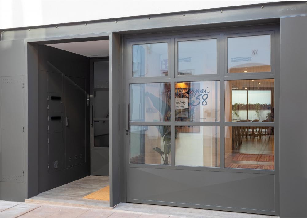 PORTA D'ENTRADA: L'edifici consta d'un habitatge, 3SUITES, i un local d'experiències culinàries a la planta baixa, ESPAI58.
L'accés no es comparteix amb els veïns que resideixen a Vilassar de Mar, però, els preguem que siguin respectuosos.
Allotjament sencer de dues plantes. Cuina completa, menjador, saló i balcó. 3 habitacions dobles amb bany privat. Dues terrasses privades a les habitacions de la planta superior. Aire condicionat centralitzat.
Barcelona Catalunya Espanya
Platja, mar, gastronomia, cultura, art, pobles amb encant, costaners i de segona línia de mar. Les muntanyes a l'esquena i els cultius de vinya al llarg del territori.
096-AP SANT RAMON Pis EL MARESME Vilassar de Mar PORTA D'ENTRADA: L'edifici consta d'un habitatge, 3SUITES, i un local d'experiències culinàries a la planta baixa, ESPAI58.
L'accés no es comparteix amb els veïns que resideixen a Vilassar de Mar, però, els preguem que siguin respectuosos.
Allotjament sencer de dues plantes. Cuina completa, menjador, saló i balcó. 3 habitacions dobles amb bany privat. Dues terrasses privades a les habitacions de la planta superior. Aire condicionat centralitzat.
Barcelona Catalunya Espanya
Platja, mar, gastronomia, cultura, art, pobles amb encant, costaners i de segona línia de mar. Les muntanyes a l'esquena i els cultius de vinya al llarg del territori.
096-AP SANT RAMON Pis EL MARESME Vilassar de Mar