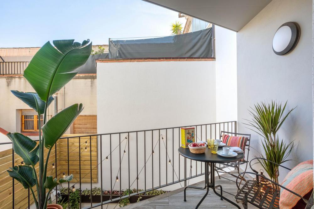 BALCÓ PRIVAT INTERIOR - Disponible mobiliari d´exterior. És necessari respectar les hores de descans dels nostres veïns.
- No es permet parlar amb veu alta, ni música, ni altres activitats sorolloses, a partir de les 21h i fins a les 9h.
Inclou roba de llit i dues tovalloles de bany per hoste, una petita i una altra gran.
Allotjament sencer de dues plantes. Cuina completa, menjador, saló i balcó. 3 habitacions dobles amb bany privat. Dues terrasses privades a les habitacions de la planta superior. Aire condicionat centralitzat.
Barcelona Catalunya Espanya
Platja, mar, gastronomia, cultura, art, pobles amb encant, costaners i de segona línia de mar. Les muntanyes a l'esquena i els cultius de vinya al llarg del territori.
096-AP SANT RAMON Pis EL MARESME Vilassar de Mar BALCÓ PRIVAT INTERIOR - Disponible mobiliari d´exterior. És necessari respectar les hores de descans dels nostres veïns.
- No es permet parlar amb veu alta, ni música, ni altres activitats sorolloses, a partir de les 21h i fins a les 9h.
Inclou roba de llit i dues tovalloles de bany per hoste, una petita i una altra gran.
Allotjament sencer de dues plantes. Cuina completa, menjador, saló i balcó. 3 habitacions dobles amb bany privat. Dues terrasses privades a les habitacions de la planta superior. Aire condicionat centralitzat.
Barcelona Catalunya Espanya
Platja, mar, gastronomia, cultura, art, pobles amb encant, costaners i de segona línia de mar. Les muntanyes a l'esquena i els cultius de vinya al llarg del territori.
096-AP SANT RAMON Pis EL MARESME Vilassar de Mar