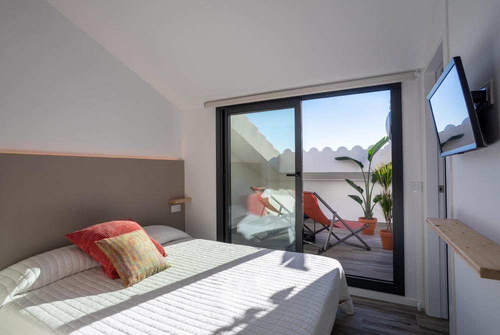 DORMITORI 2 - Llit de matrimoni, bany al´habitació i terrassa privada. Televisió i espai per desar la roba. Acollidora i molt lluminosa. Disposa de cortines opaques. A la segona planta.
Roba de llit i dues tovalloles de bany per hoste inclòs
Allotjament sencer de dues plantes. Cuina completa, menjador, saló i balcó. 3 habitacions dobles amb bany privat. Dues terrasses privades a les habitacions de la planta superior. Aire condicionat centralitzat.
096-AP SANT RAMON Pis EL MARESME Vilassar de Mar Barcelona Catalunya Espanya DORMITORI 2 - Llit de matrimoni, bany al´habitació i terrassa privada. Televisió i espai per desar la roba. Acollidora i molt lluminosa. Disposa de cortines opaques. A la segona planta.
Roba de llit i dues tovalloles de bany per hoste inclòs
Allotjament sencer de dues plantes. Cuina completa, menjador, saló i balcó. 3 habitacions dobles amb bany privat. Dues terrasses privades a les habitacions de la planta superior. Aire condicionat centralitzat.
096-AP SANT RAMON Pis EL MARESME Vilassar de Mar Barcelona Catalunya Espanya