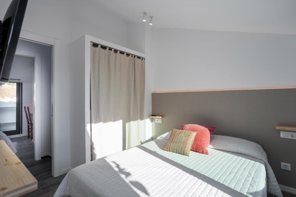DORMITORI 2 - A la segona planta habitació amb llit de matrimoni, bany complet amb dutxa i terrassa privada. Darrere de la cortina hi ha espai per guardar-hi la roba i les maletes. Molta llum natural. Hi ha un televisor i cortines opaques.
Roba de llit i dues tovalloles de bany per hoste inclòs
Allotjament sencer de dues plantes. Cuina completa, menjador, saló i balcó. 3 habitacions dobles amb bany privat. Dues terrasses privades a les habitacions de la planta superior. Aire condicionat centralitzat.
Barcelona Catalunya Espanya
096-AP SANT RAMON Pis EL MARESME Vilassar de Mar DORMITORI 2 - A la segona planta habitació amb llit de matrimoni, bany complet amb dutxa i terrassa privada. Darrere de la cortina hi ha espai per guardar-hi la roba i les maletes. Molta llum natural. Hi ha un televisor i cortines opaques.
Roba de llit i dues tovalloles de bany per hoste inclòs
Allotjament sencer de dues plantes. Cuina completa, menjador, saló i balcó. 3 habitacions dobles amb bany privat. Dues terrasses privades a les habitacions de la planta superior. Aire condicionat centralitzat.
Barcelona Catalunya Espanya
096-AP SANT RAMON Pis EL MARESME Vilassar de Mar