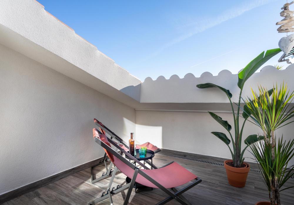 TERRASSA DORMITORI 2 - És privada i l'accés es troba dins de l'habitació a la segona planta. Hamaques disponibles. Molta privadesa i calma.
Allotjament sencer de dues plantes. Cuina completa, menjador, saló i balcó. 3 habitacions dobles amb bany privat. Dues terrasses privades a les habitacions de la planta superior. Aire condicionat centralitzat.
Barcelona Catalunya Espanya
096-AP SANT RAMON Pis EL MARESME Vilassar de Mar TERRASSA DORMITORI 2 - És privada i l'accés es troba dins de l'habitació a la segona planta. Hamaques disponibles. Molta privadesa i calma.
Allotjament sencer de dues plantes. Cuina completa, menjador, saló i balcó. 3 habitacions dobles amb bany privat. Dues terrasses privades a les habitacions de la planta superior. Aire condicionat centralitzat.
Barcelona Catalunya Espanya
096-AP SANT RAMON Pis EL MARESME Vilassar de Mar