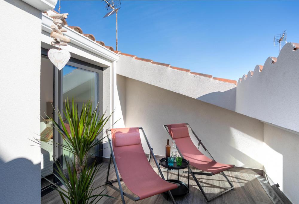 TERRAZA DORMITORIO 2 - Es privada y el acceso se encuentra dentro de la habitación en la segunda planta. Hamacas disponibles. Mucha privacidad y calma.
TERRASSA DORMITORI 2 - És privada i l'accés es troba dins de l'habitació a la segona planta. Hamaques disponibles. Molta privadesa i calma.
Allotjament sencer de dues plantes. Cuina completa, menjador, saló i balcó. 3 habitacions dobles amb bany privat. Dues terrasses privades a les habitacions de la planta superior. Aire condicionat centralitzat.
Barcelona Catalunya Espanya
096-AP SANT RAMON Pis EL MARESME Vilassar de Mar TERRAZA DORMITORIO 2 - Es privada y el acceso se encuentra dentro de la habitación en la segunda planta. Hamacas disponibles. Mucha privacidad y calma.
TERRASSA DORMITORI 2 - És privada i l'accés es troba dins de l'habitació a la segona planta. Hamaques disponibles. Molta privadesa i calma.
Allotjament sencer de dues plantes. Cuina completa, menjador, saló i balcó. 3 habitacions dobles amb bany privat. Dues terrasses privades a les habitacions de la planta superior. Aire condicionat centralitzat.
Barcelona Catalunya Espanya
096-AP SANT RAMON Pis EL MARESME Vilassar de Mar