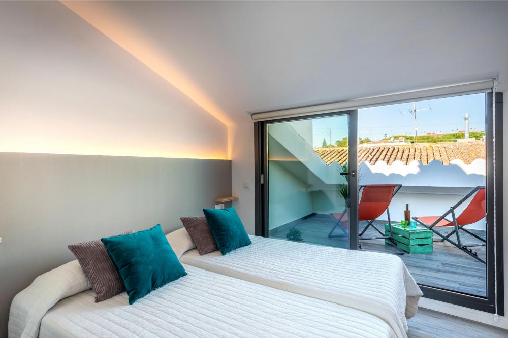 DORMITORI 3 - Habitació a la segona planta amb 2 llit individuals, aire condicionat, bany complet amb dutxa i terrassa privada. Espai per desar la roba. Disposa de cortines opaques.
Inclou roba de llit i dues tovalloles de bany per hoste. .
Allotjament sencer de dues plantes. Cuina completa, menjador, saló i balcó. 3 habitacions dobles amb bany privat. Dues terrasses privades a les habitacions de la planta superior. Aire condicionat centralitzat.
Barcelona Catalunya Espanya
096-AP SANT RAMON Pis EL MARESME Vilassar de Mar DORMITORI 3 - Habitació a la segona planta amb 2 llit individuals, aire condicionat, bany complet amb dutxa i terrassa privada. Espai per desar la roba. Disposa de cortines opaques.
Inclou roba de llit i dues tovalloles de bany per hoste. .
Allotjament sencer de dues plantes. Cuina completa, menjador, saló i balcó. 3 habitacions dobles amb bany privat. Dues terrasses privades a les habitacions de la planta superior. Aire condicionat centralitzat.
Barcelona Catalunya Espanya
096-AP SANT RAMON Pis EL MARESME Vilassar de Mar