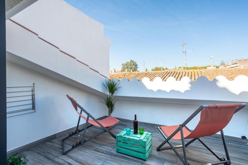 TERRASSA DORMITORI 3 - És privada i l'accés es troba dins de l'habitació a la segona planta. Hamaques disponibles. Molta privadesa i calma.
Allotjament sencer de dues plantes. Cuina completa, menjador, saló i balcó. 3 habitacions dobles amb bany privat. Dues terrasses privades a les habitacions de la planta superior. Aire condicionat centralitzat.
Barcelona Catalunya Espanya
096-AP SANT RAMON Pis EL MARESME Vilassar de Mar TERRASSA DORMITORI 3 - És privada i l'accés es troba dins de l'habitació a la segona planta. Hamaques disponibles. Molta privadesa i calma.
Allotjament sencer de dues plantes. Cuina completa, menjador, saló i balcó. 3 habitacions dobles amb bany privat. Dues terrasses privades a les habitacions de la planta superior. Aire condicionat centralitzat.
Barcelona Catalunya Espanya
096-AP SANT RAMON Pis EL MARESME Vilassar de Mar