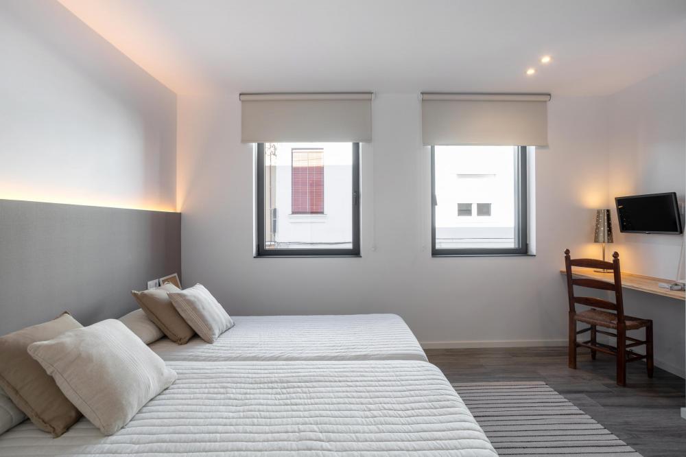 DORMITORI 1 - Habitació a la primera planta, amb dos llits individuals, bany complet amb dutxa, dues finestres amb cortines opaques, un escriptori i un televisor. Epai per desar la roba.
Inclou roba de llit i dues tovalloles de bany per hoste, una petita i una altra gran.
Allotjament sencer de dues plantes. Cuina completa, menjador, saló i balcó. 3 habitacions dobles amb bany privat. Dues terrasses privades a les habitacions de la planta superior. Aire condicionat centralitzat.
Barcelona Catalunya Espanya
Platja, mar, gastronomia, cultura, art, pobles amb encant, costaners i de segona línia de mar. Les muntanyes a l'esquena i els cultius de vinya al llarg del territori.
096-AP SANT RAMON Pis EL MARESME Vilassar de Mar DORMITORI 1 - Habitació a la primera planta, amb dos llits individuals, bany complet amb dutxa, dues finestres amb cortines opaques, un escriptori i un televisor. Epai per desar la roba.
Inclou roba de llit i dues tovalloles de bany per hoste, una petita i una altra gran.
Allotjament sencer de dues plantes. Cuina completa, menjador, saló i balcó. 3 habitacions dobles amb bany privat. Dues terrasses privades a les habitacions de la planta superior. Aire condicionat centralitzat.
Barcelona Catalunya Espanya
Platja, mar, gastronomia, cultura, art, pobles amb encant, costaners i de segona línia de mar. Les muntanyes a l'esquena i els cultius de vinya al llarg del territori.
096-AP SANT RAMON Pis EL MARESME Vilassar de Mar