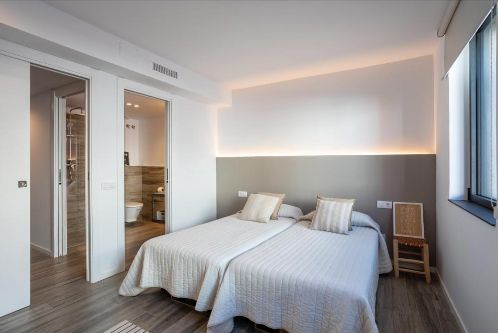 DORMITORI 1 - Habitació a la primera planta, amb dos llits individuals, bany complet amb dutxa. Aire condicionat centralitzat.
Allotjament sencer de dues plantes. Cuina completa, menjador, saló i balcó. 3 habitacions dobles amb bany privat. Dues terrasses privades a les habitacions de la planta superior. Aire condicionat centralitzat.
Barcelona Catalunya Espanya
Platja, mar, gastronomia, cultura, art, pobles amb encant, costaners i de segona línia de mar. Les muntanyes a l'esquena i els cultius de vinya al llarg del territori.
096-AP SANT RAMON Pis EL MARESME Vilassar de Mar DORMITORI 1 - Habitació a la primera planta, amb dos llits individuals, bany complet amb dutxa. Aire condicionat centralitzat.
Allotjament sencer de dues plantes. Cuina completa, menjador, saló i balcó. 3 habitacions dobles amb bany privat. Dues terrasses privades a les habitacions de la planta superior. Aire condicionat centralitzat.
Barcelona Catalunya Espanya
Platja, mar, gastronomia, cultura, art, pobles amb encant, costaners i de segona línia de mar. Les muntanyes a l'esquena i els cultius de vinya al llarg del territori.
096-AP SANT RAMON Pis EL MARESME Vilassar de Mar